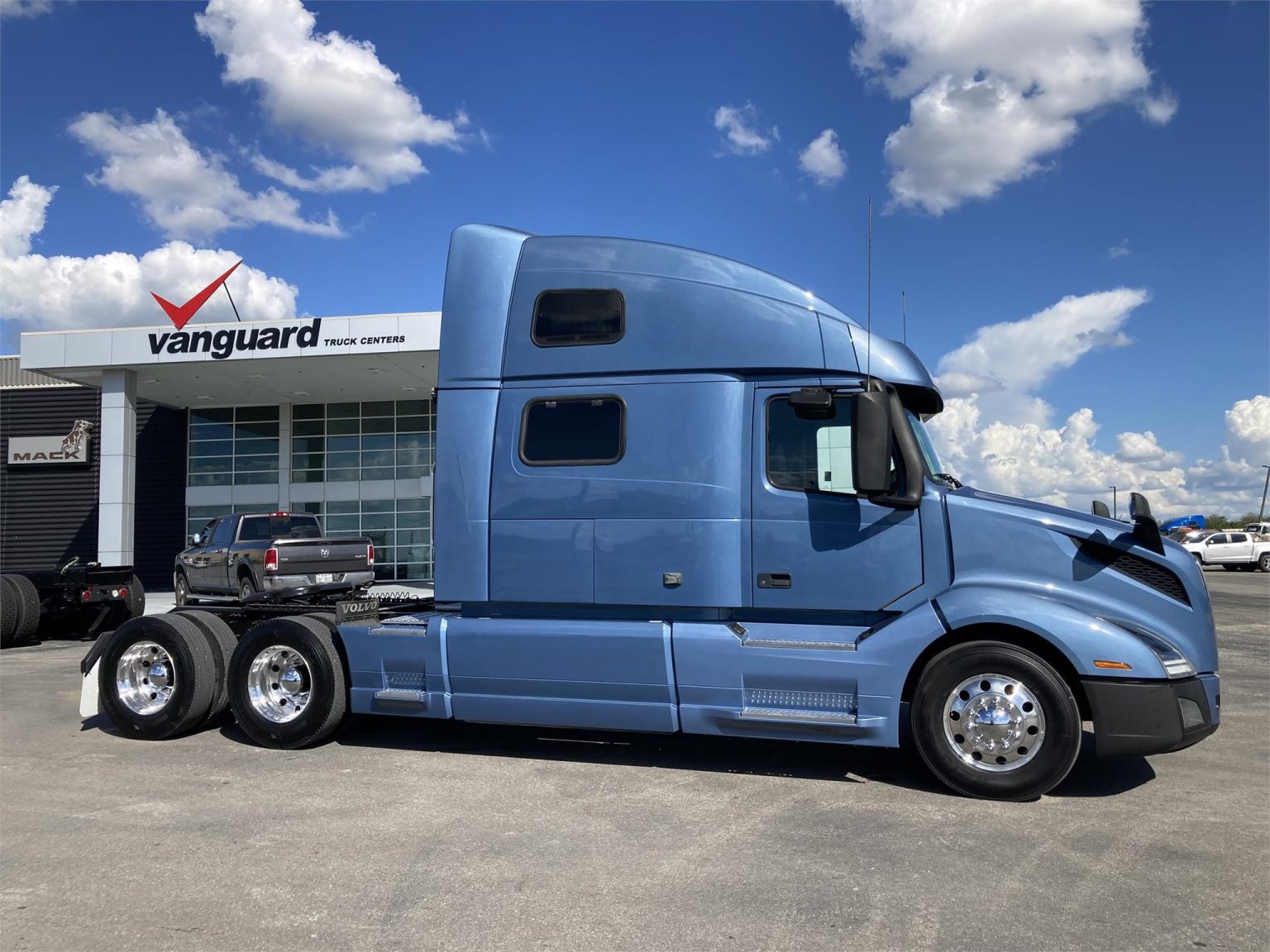 2020 VOLVO VNL64T860 - Vanguard Truck Centers