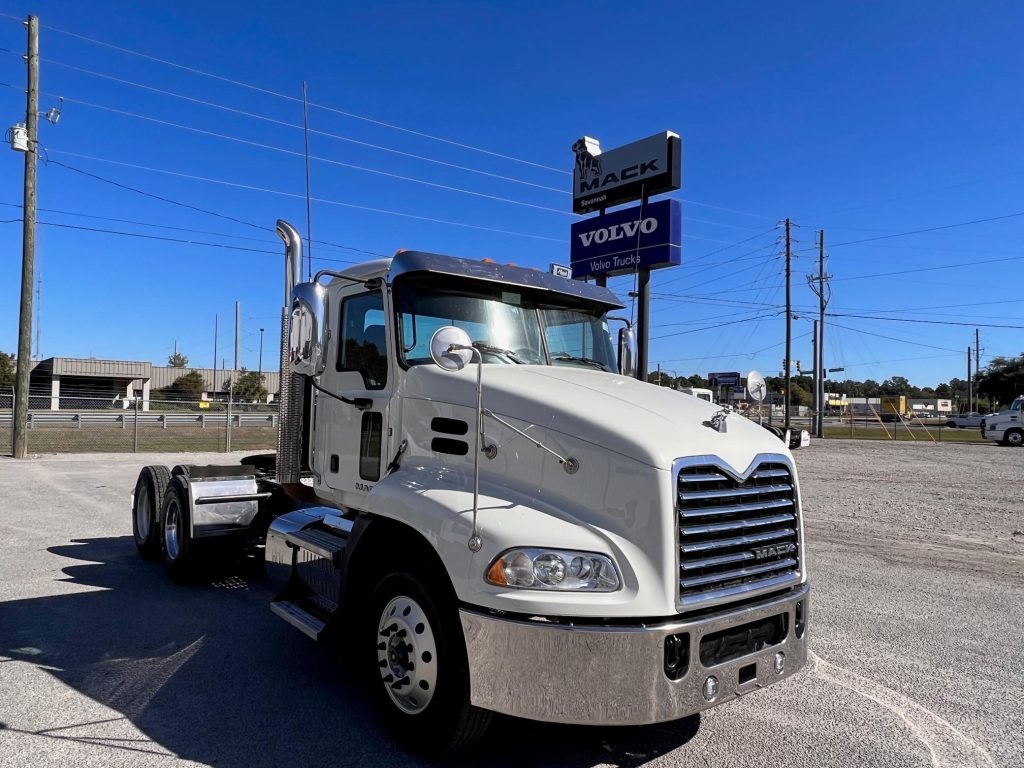 2017 MACK PINNACLE CXU613 - Vanguard Truck Centers