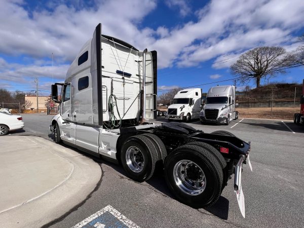 2022 VOLVO VNL64T760 - Vanguard Truck Centers