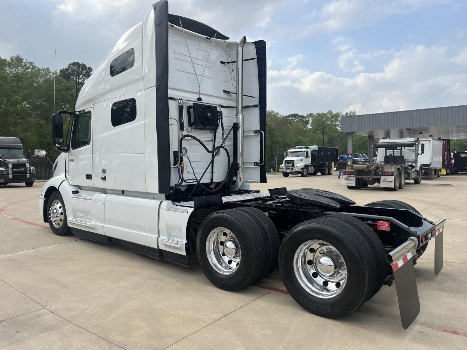 2022 VOLVO VNL64T760 - Vanguard Truck Centers