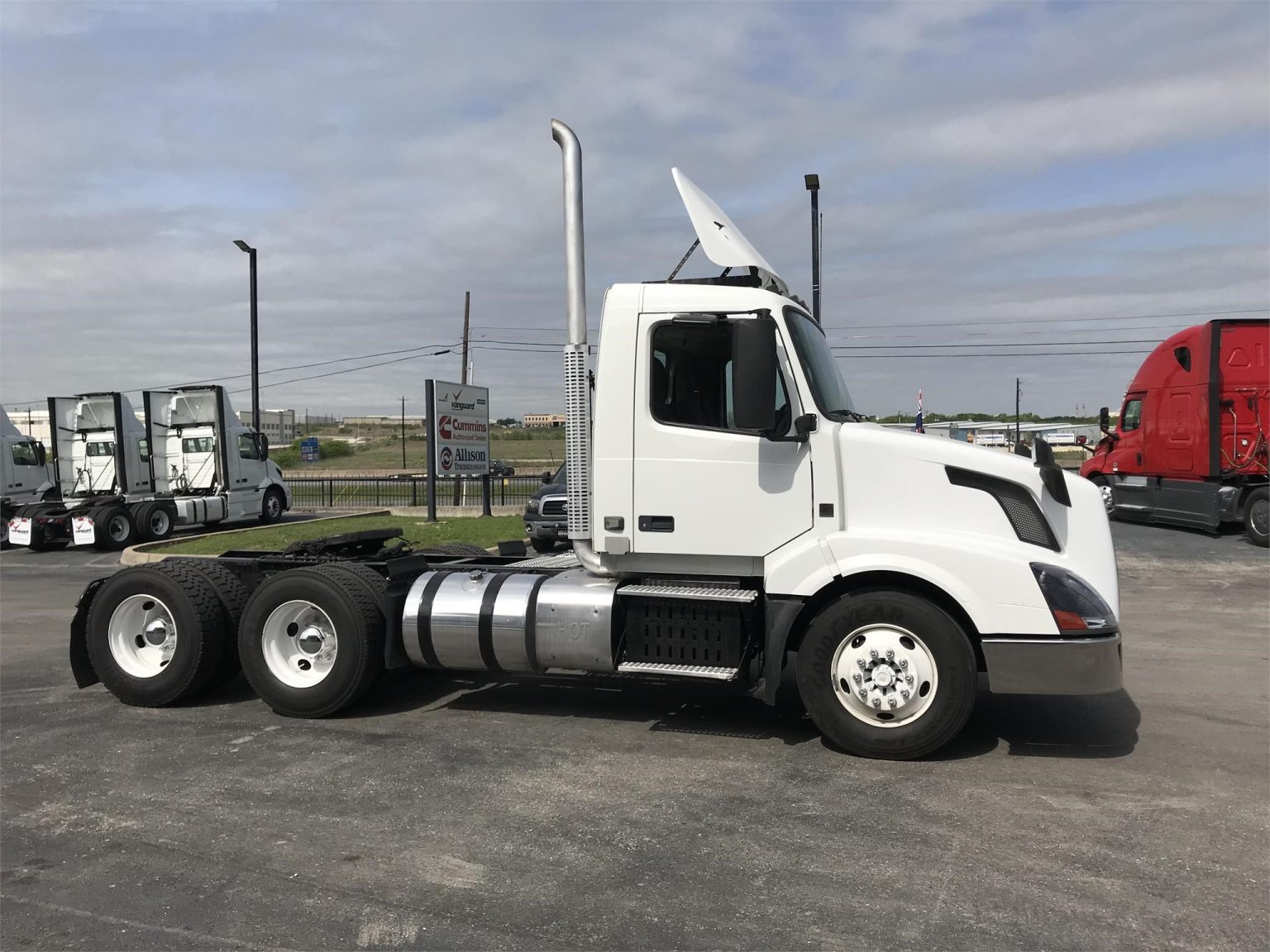 2015 VOLVO VNL64T300 - Vanguard Truck Centers