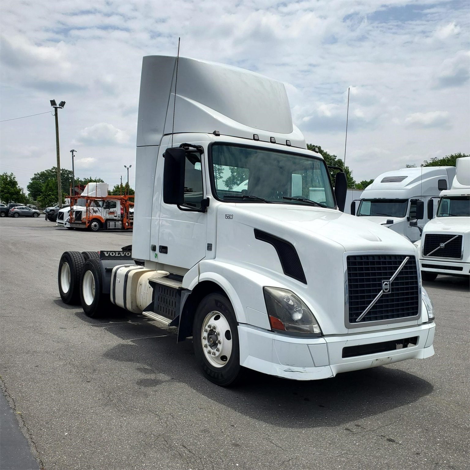 2015 VOLVO VNL64T300 - Vanguard Truck Centers