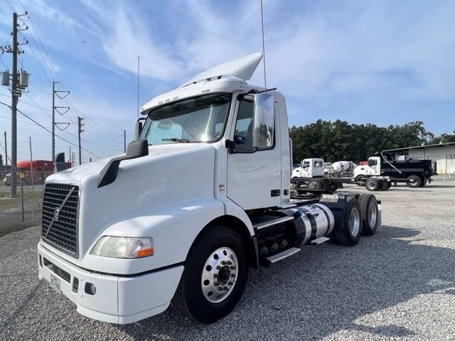 2018 VOLVO VNM64T200 - Vanguard Truck Centers