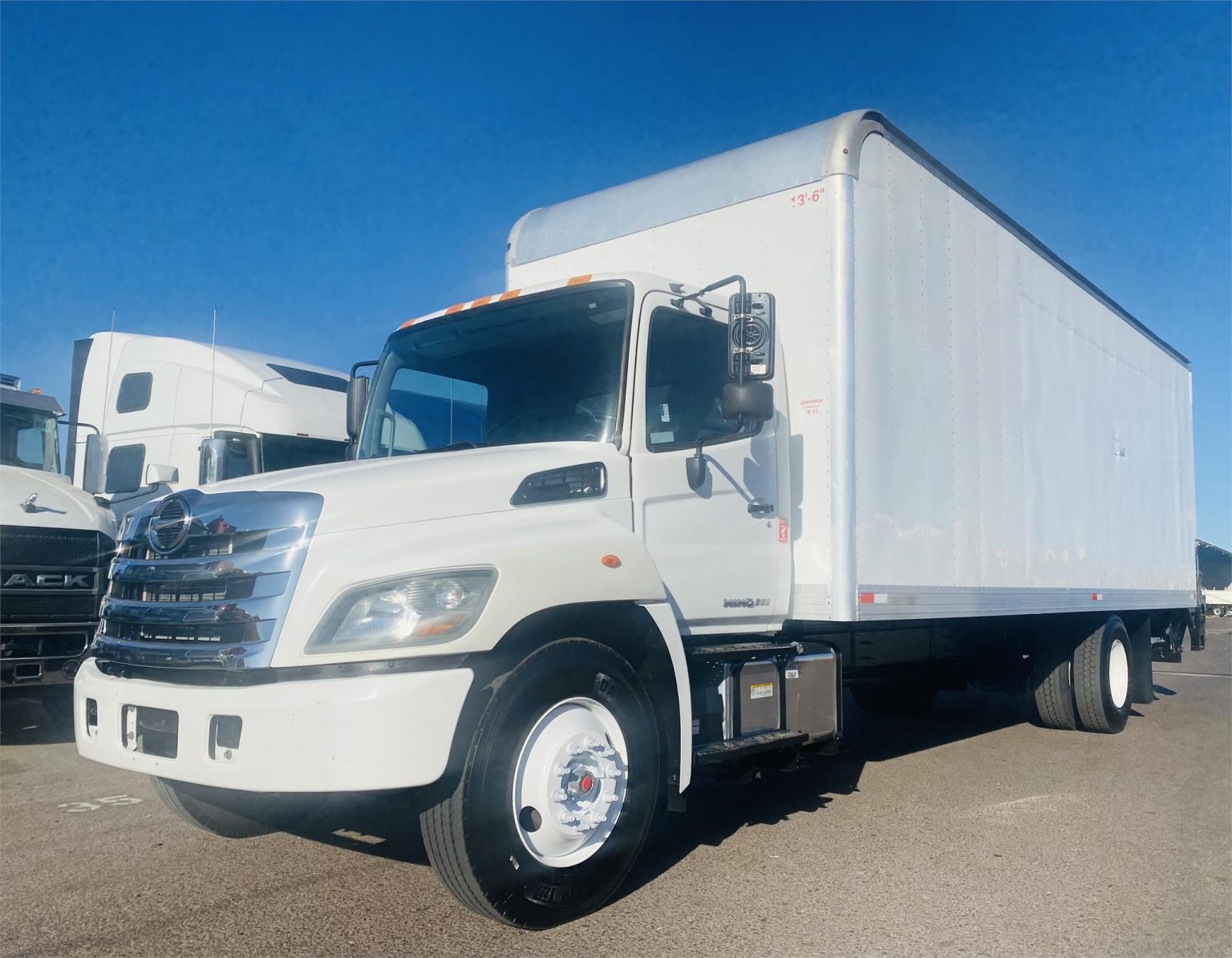 2018 Hino 268a - Vanguard Truck Centers