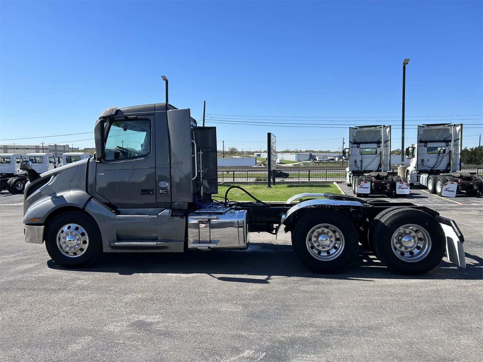 2019 VOLVO VNL64T300 - Vanguard Truck Centers