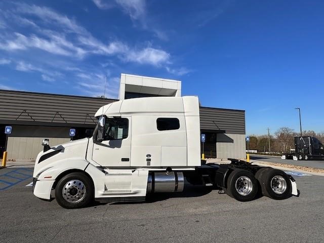 2019 VOLVO VNL64T740 - image 2 of 6