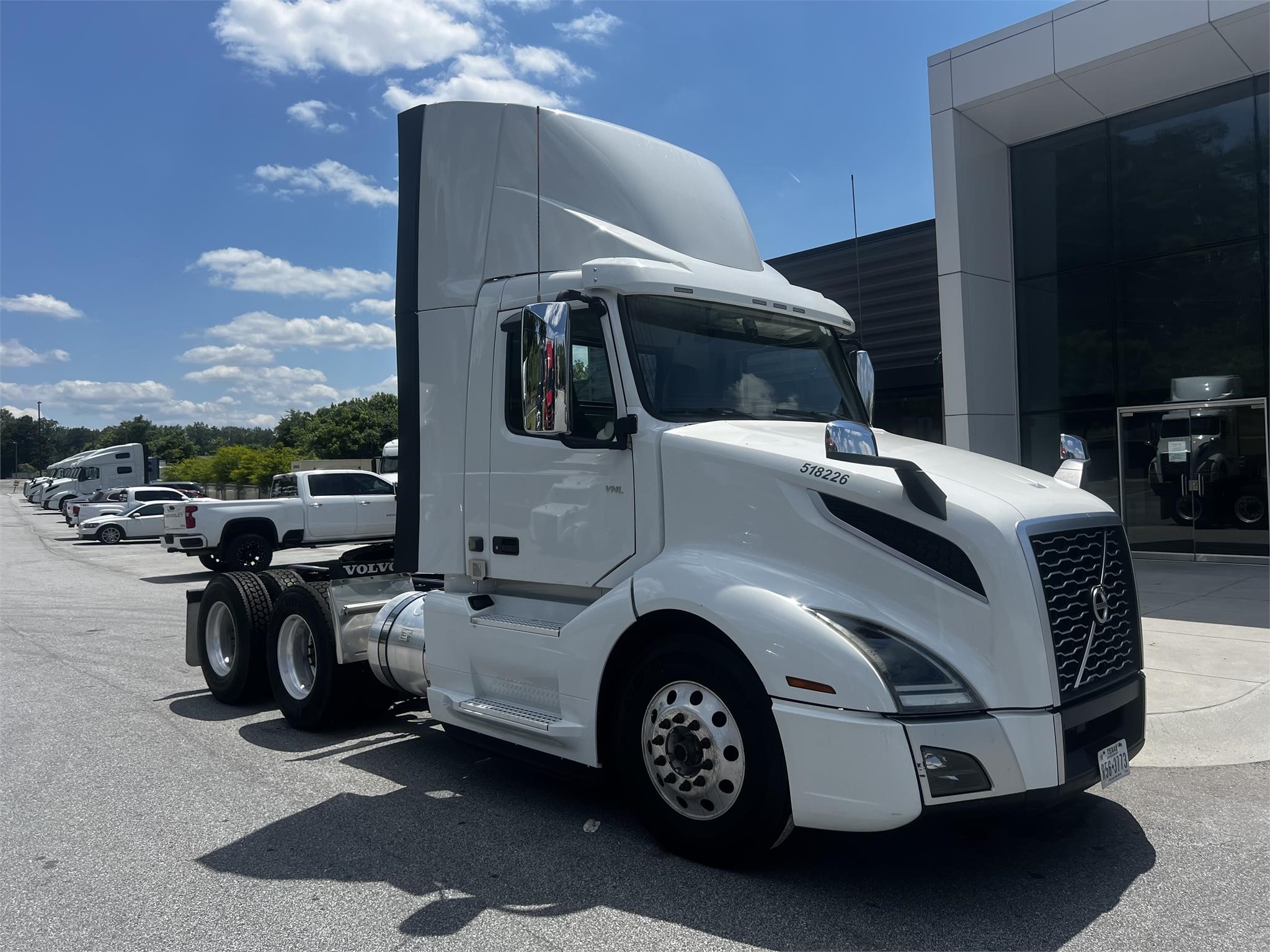 2018 VOLVO VNL64T300 - image 1 of 6