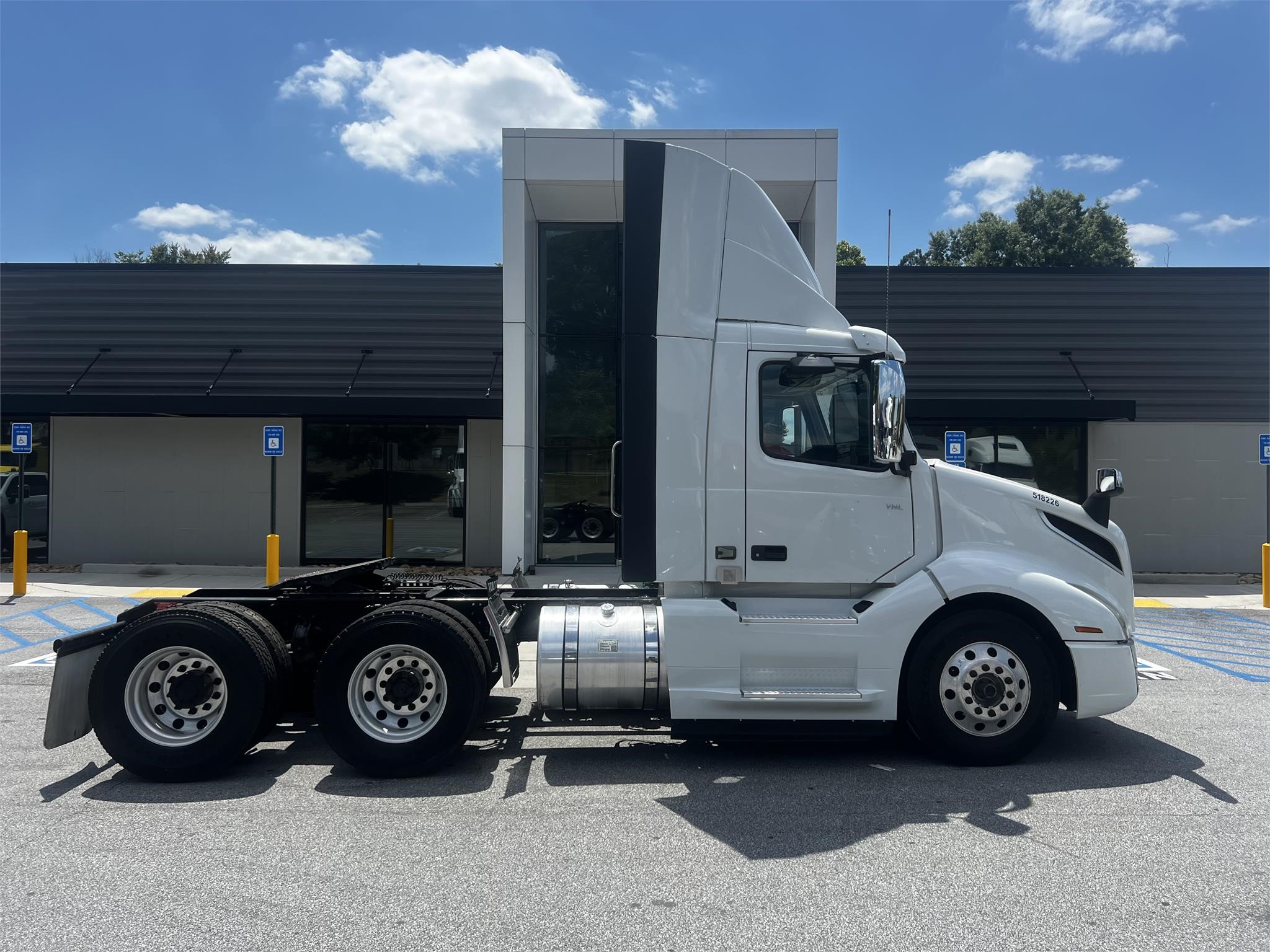 2018 VOLVO VNL64T300 - image 2 of 6