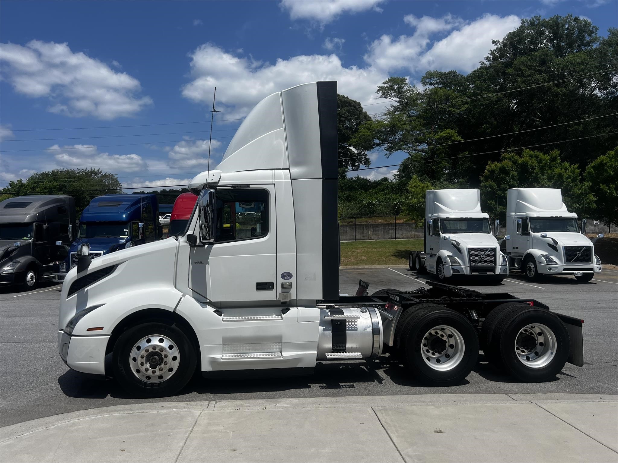 2018 VOLVO VNL64T300 - image 4 of 6