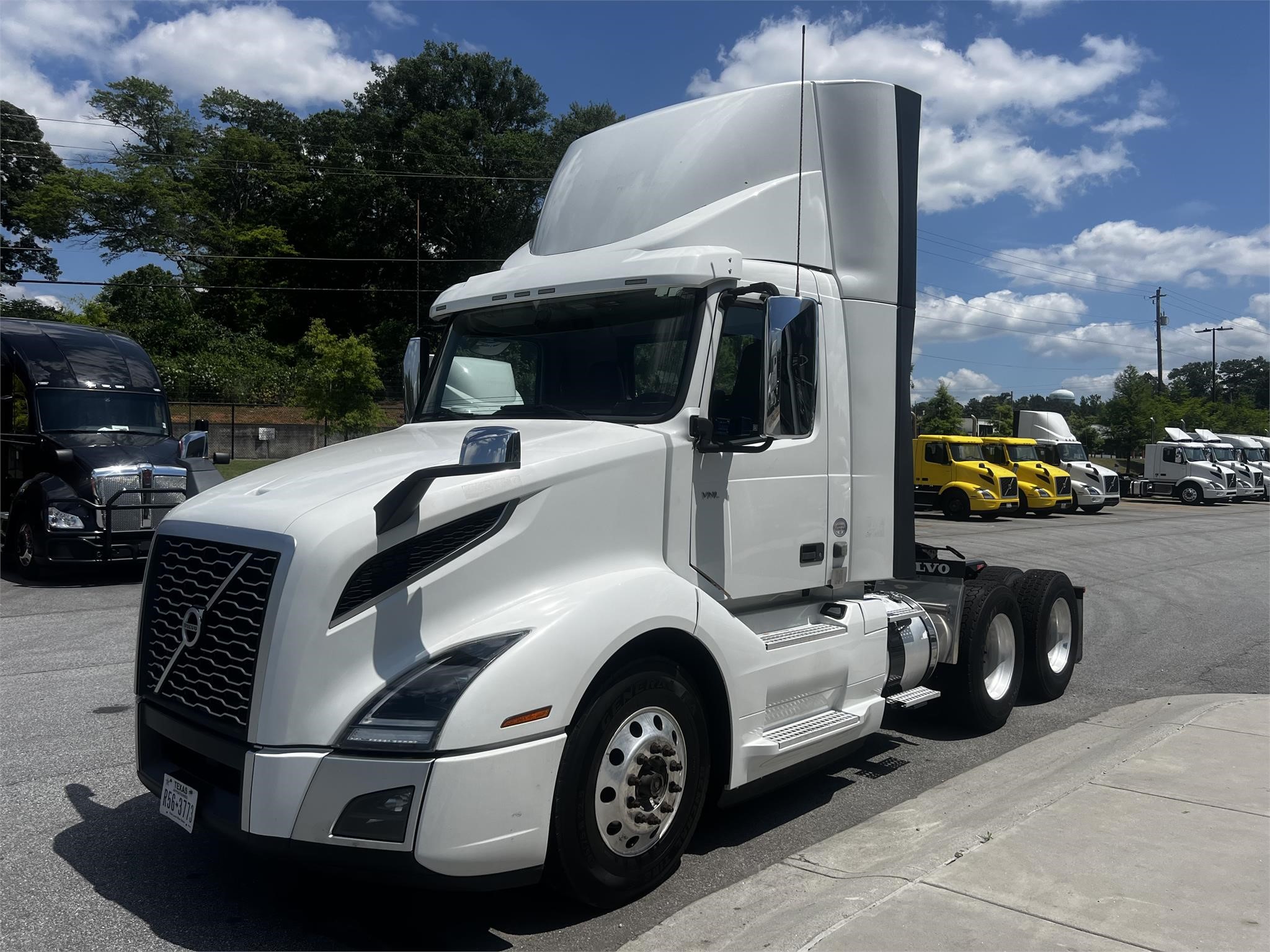 2018 VOLVO VNL64T300 - image 5 of 6