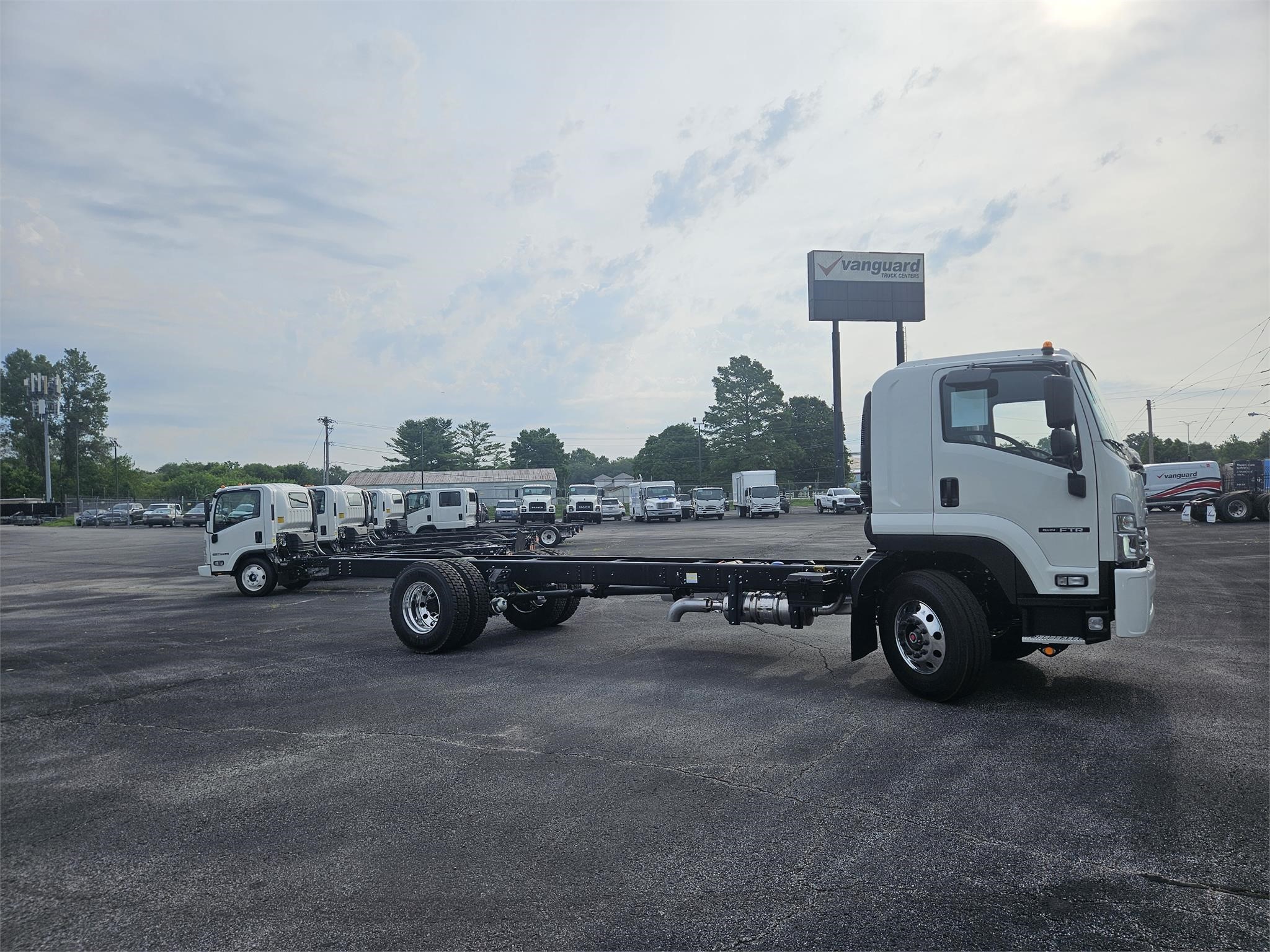 2025 ISUZU FTR - image 2 of 6