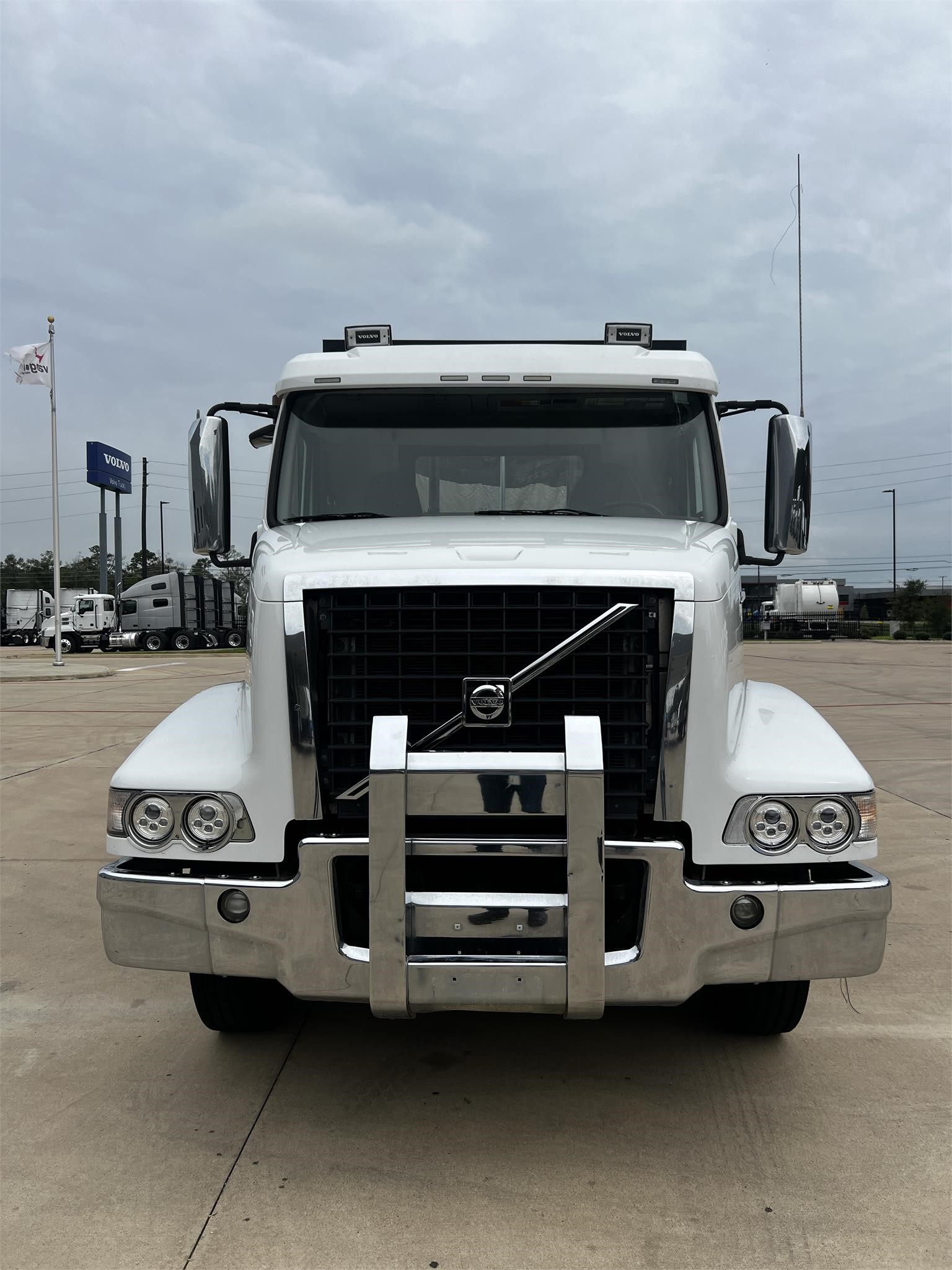 2019 VOLVO VHD64B200 - image 2 of 6