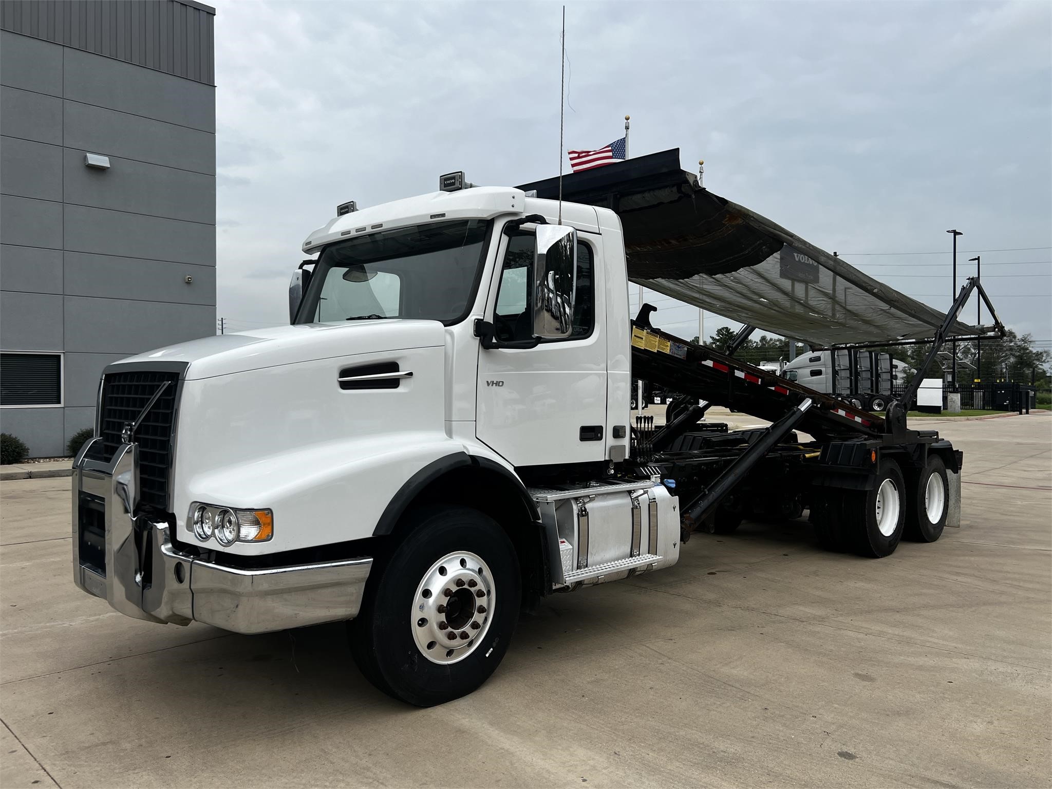 2019 VOLVO VHD64B200 - image 1 of 6