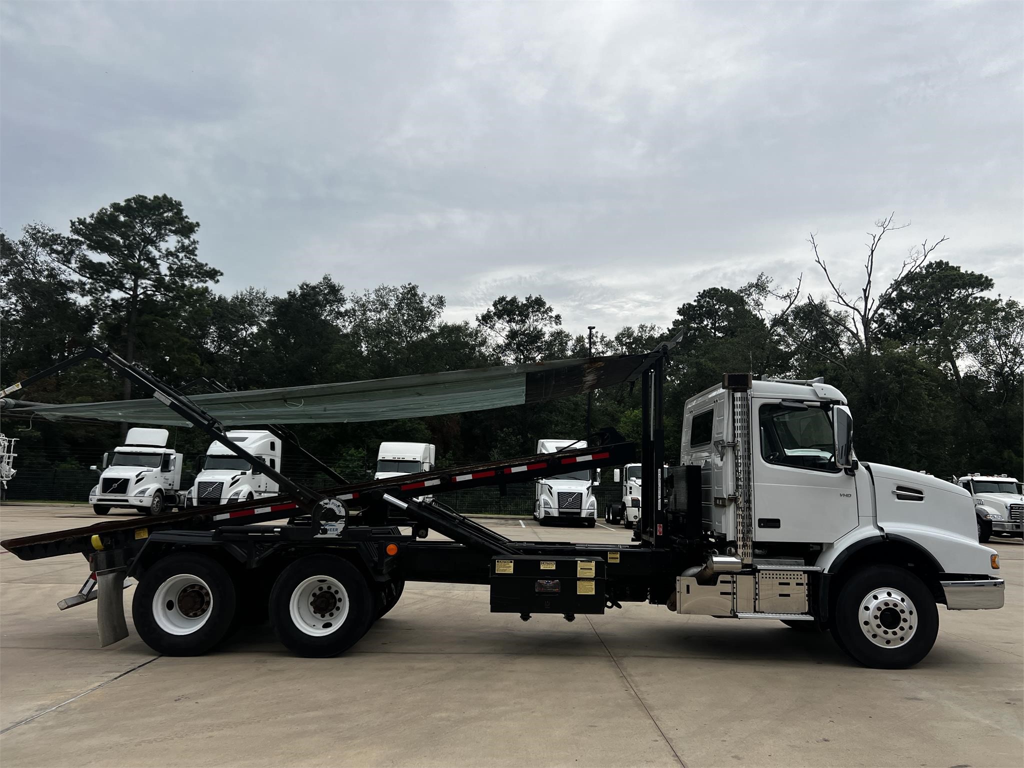 2019 VOLVO VHD64B200 - image 4 of 6