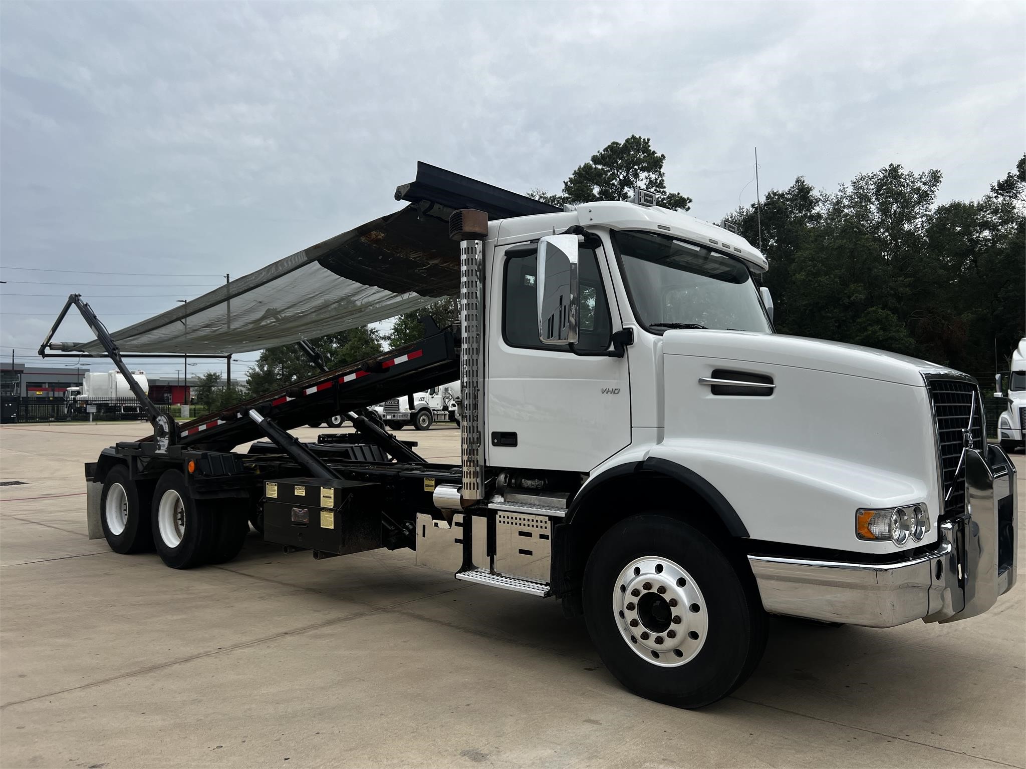 2019 VOLVO VHD64B200 - image 3 of 6