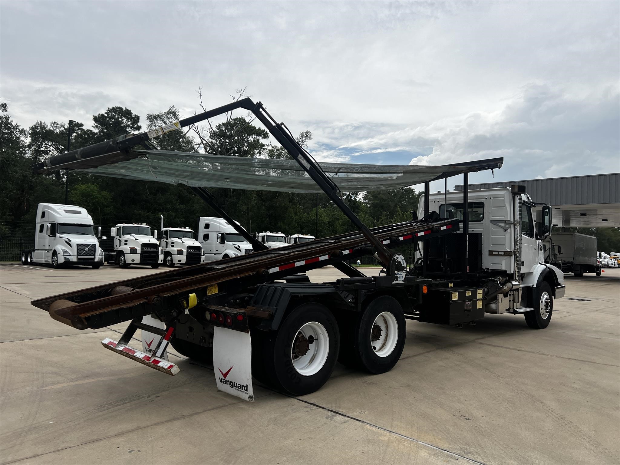 2019 VOLVO VHD64B200 - image 5 of 6