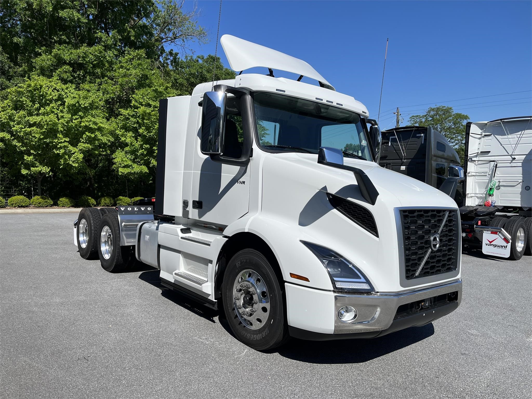 2025 VOLVO VNR64T300 - image 1 of 4