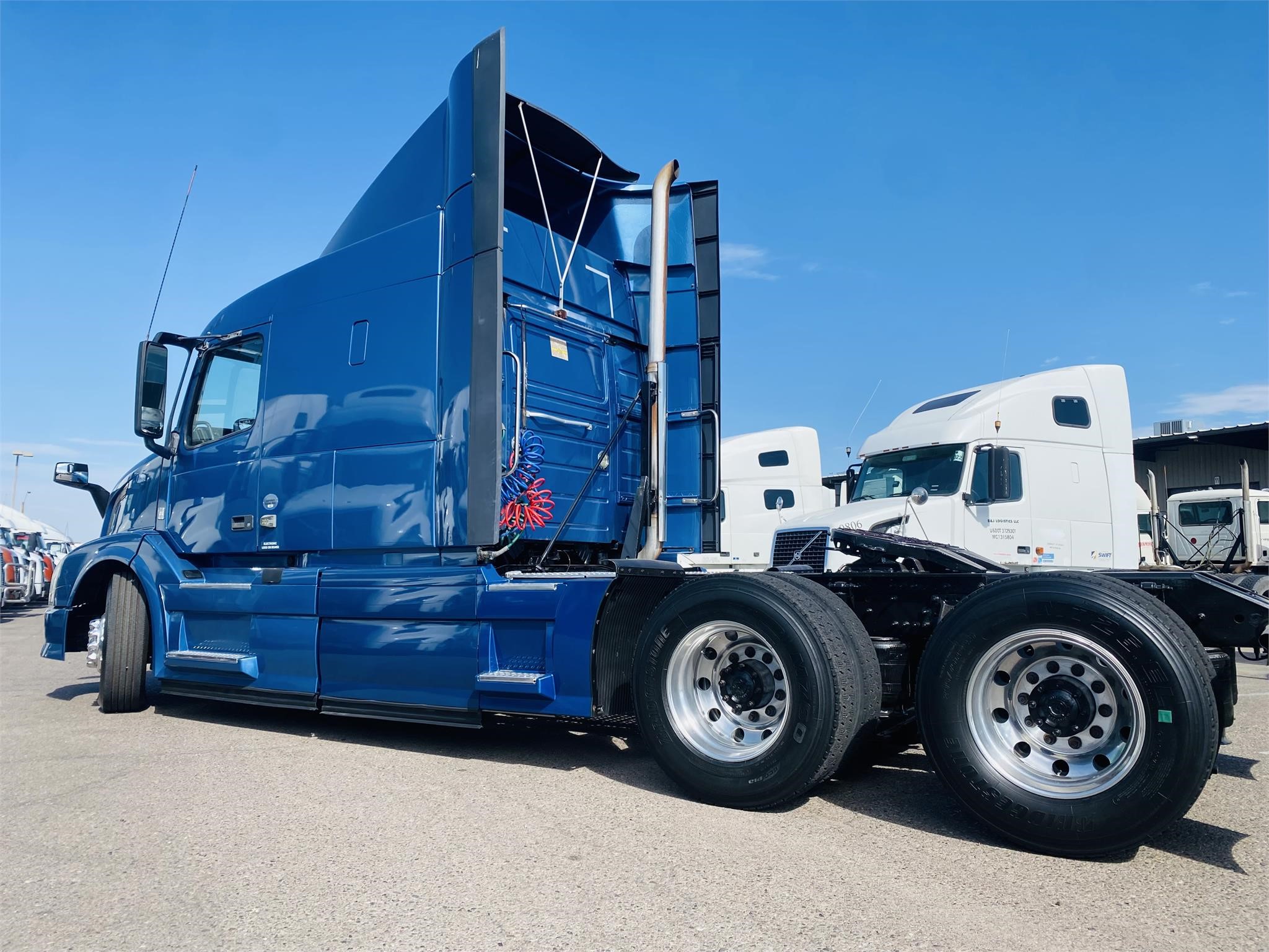 2015 VOLVO VNL64T630 - image 2 of 6