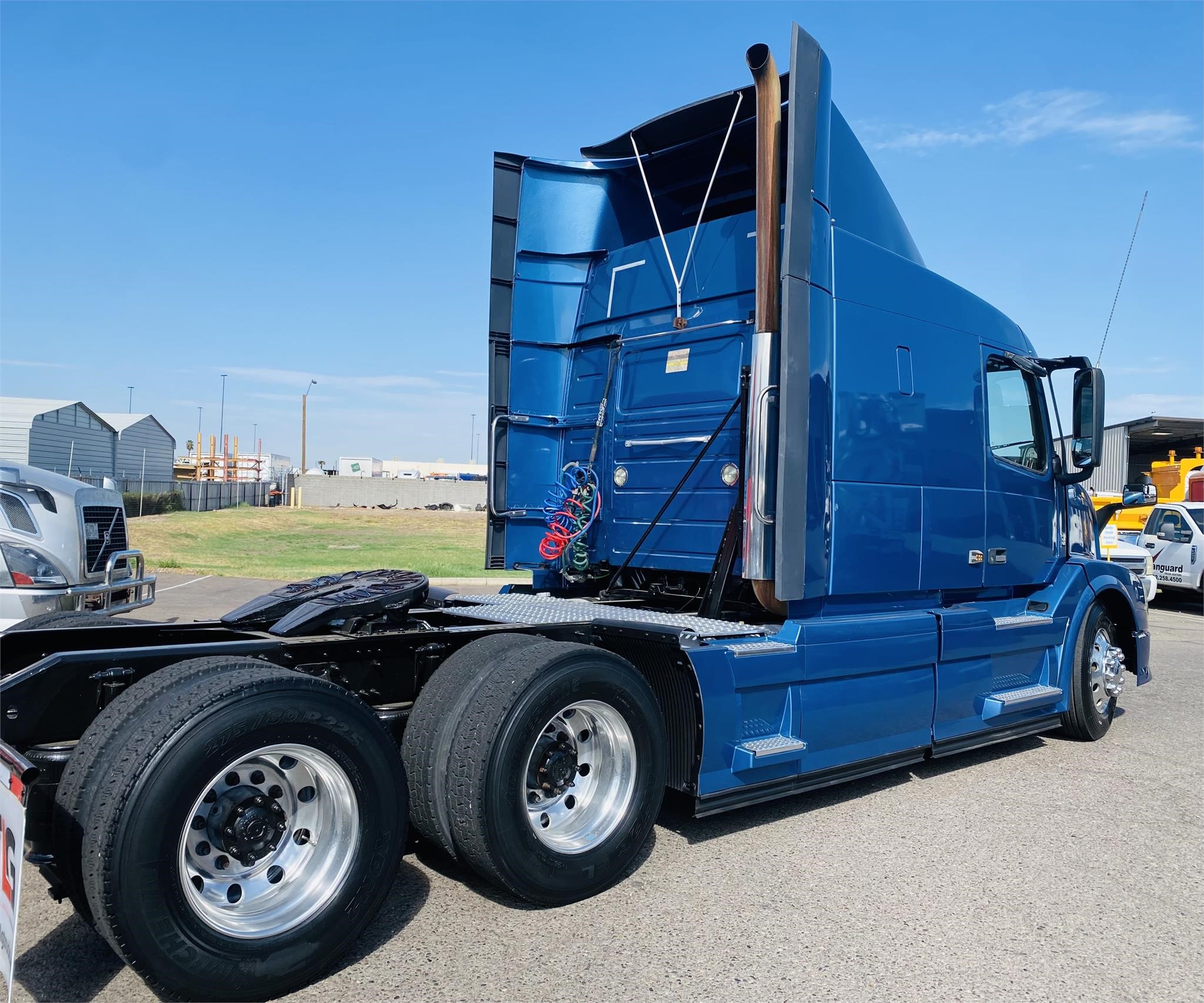 2015 VOLVO VNL64T630 - image 4 of 6