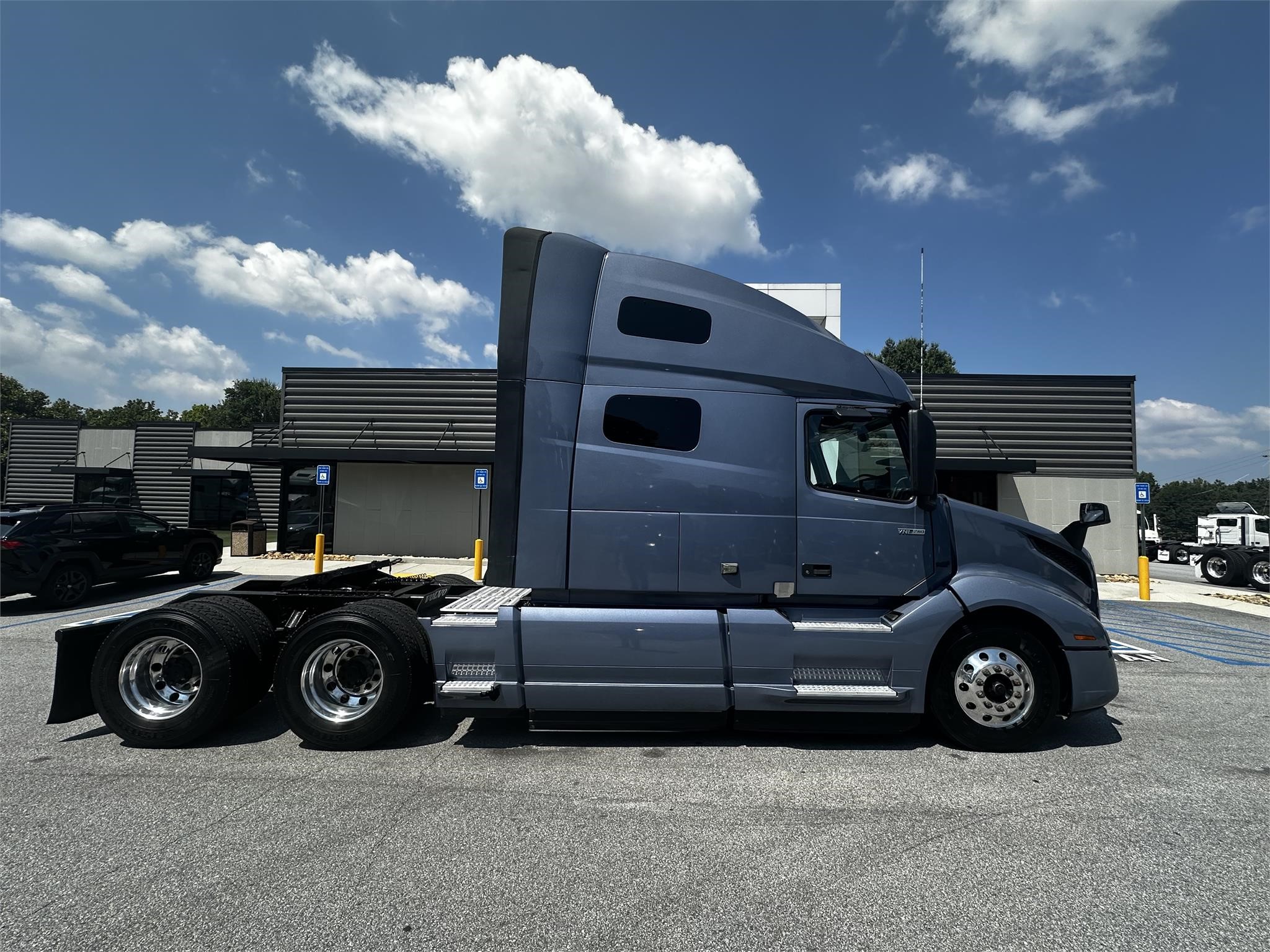 2021 VOLVO VNL64T760 - image 2 of 6