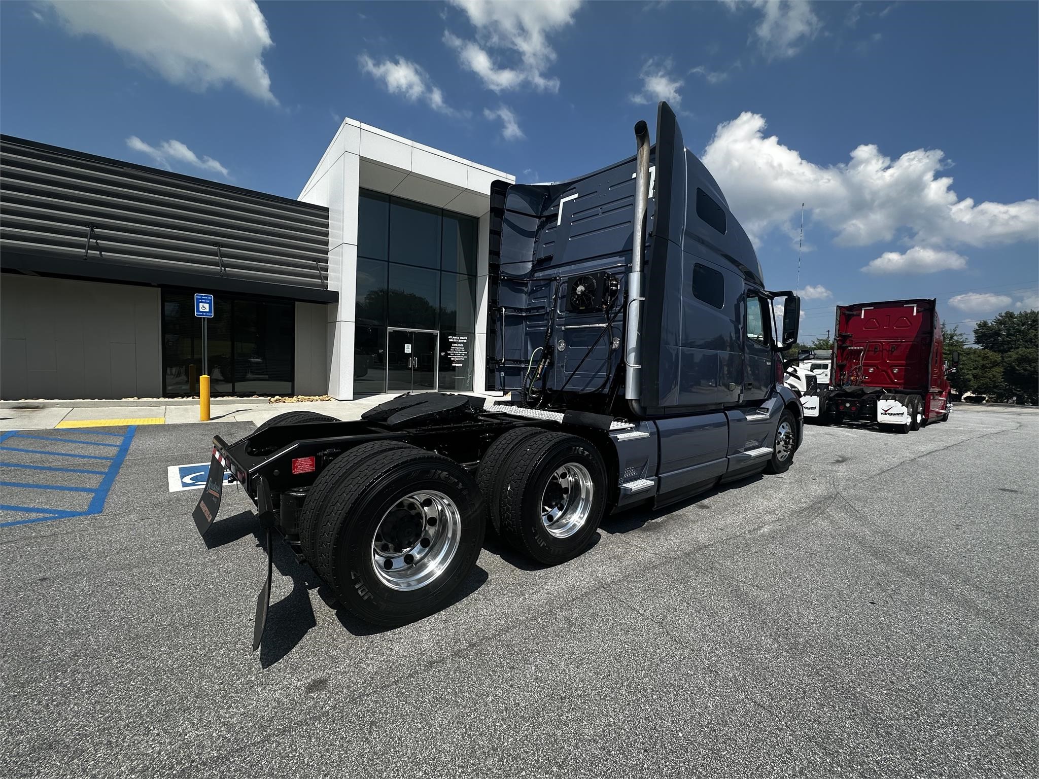 2021 VOLVO VNL64T760 - image 3 of 6