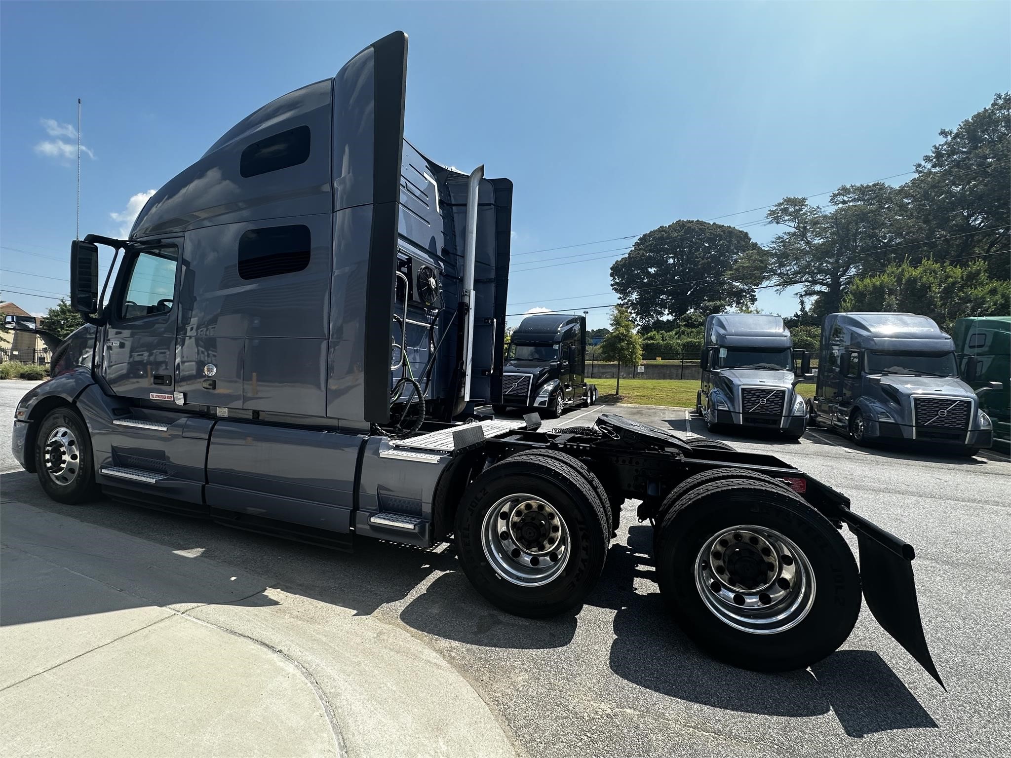 2021 VOLVO VNL64T760 - image 5 of 6