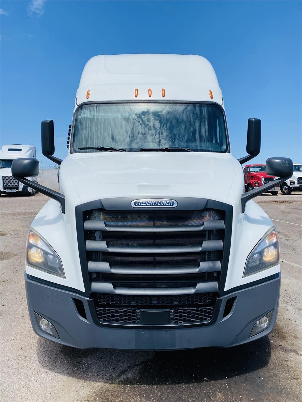 2020 FREIGHTLINER CASCADIA 126 - image 2 of 6