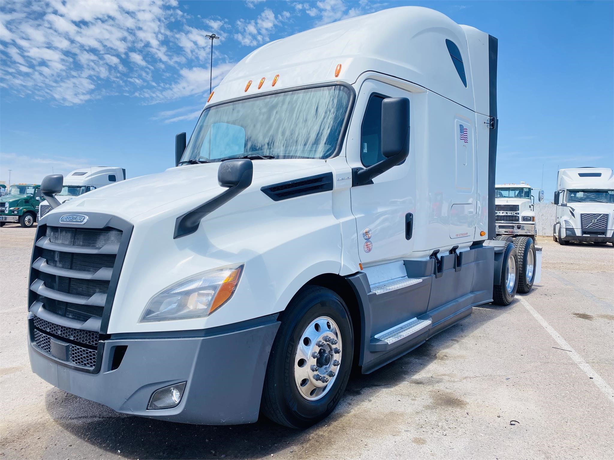 2020 FREIGHTLINER CASCADIA 126 - image 1 of 6