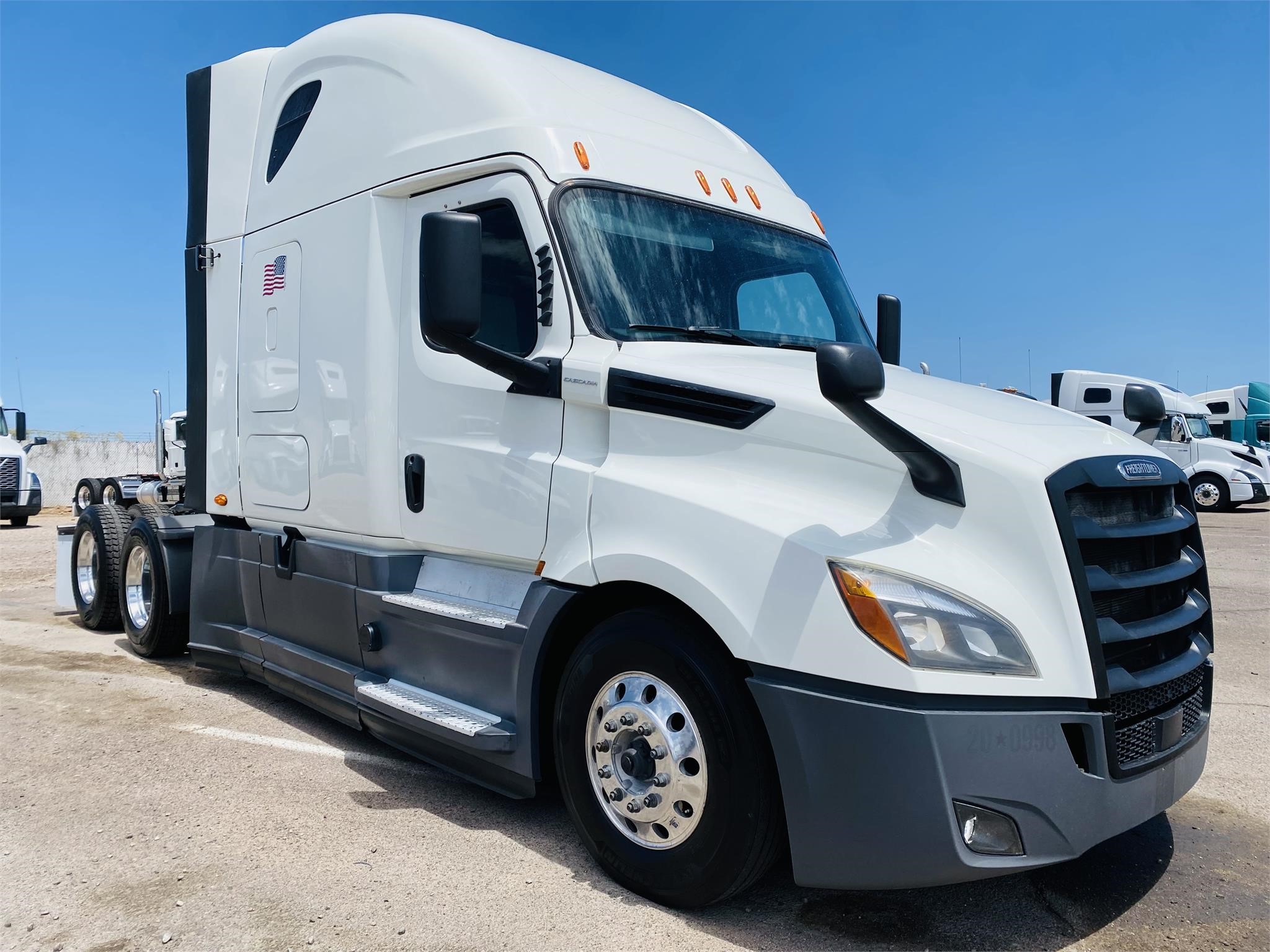 2020 FREIGHTLINER CASCADIA 126 - image 3 of 6