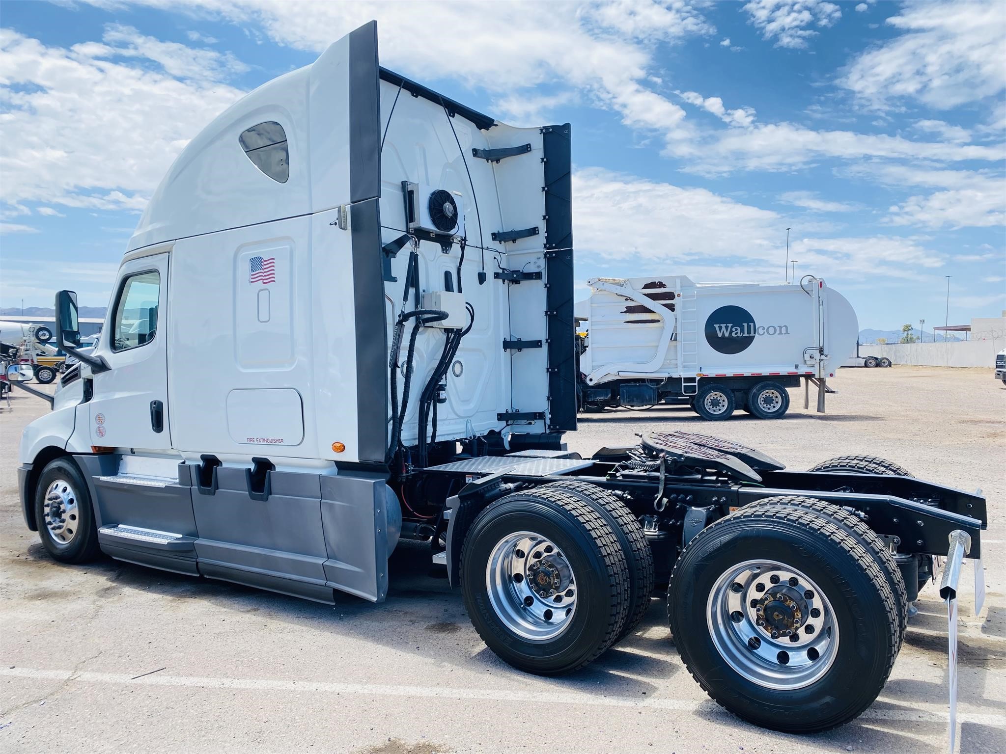 2020 FREIGHTLINER CASCADIA 126 - image 4 of 6