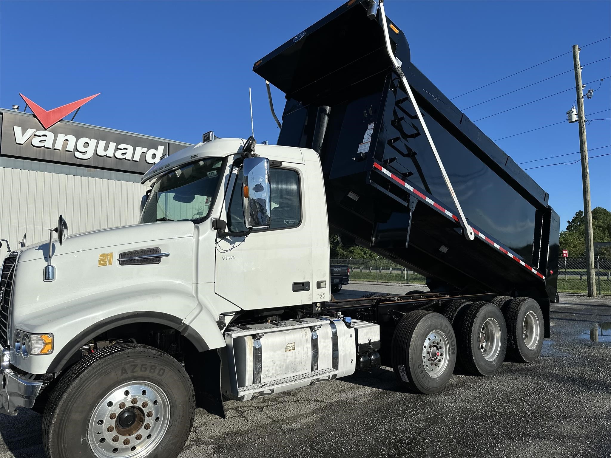 2020 VOLVO VHD84F300 - image 2 of 6