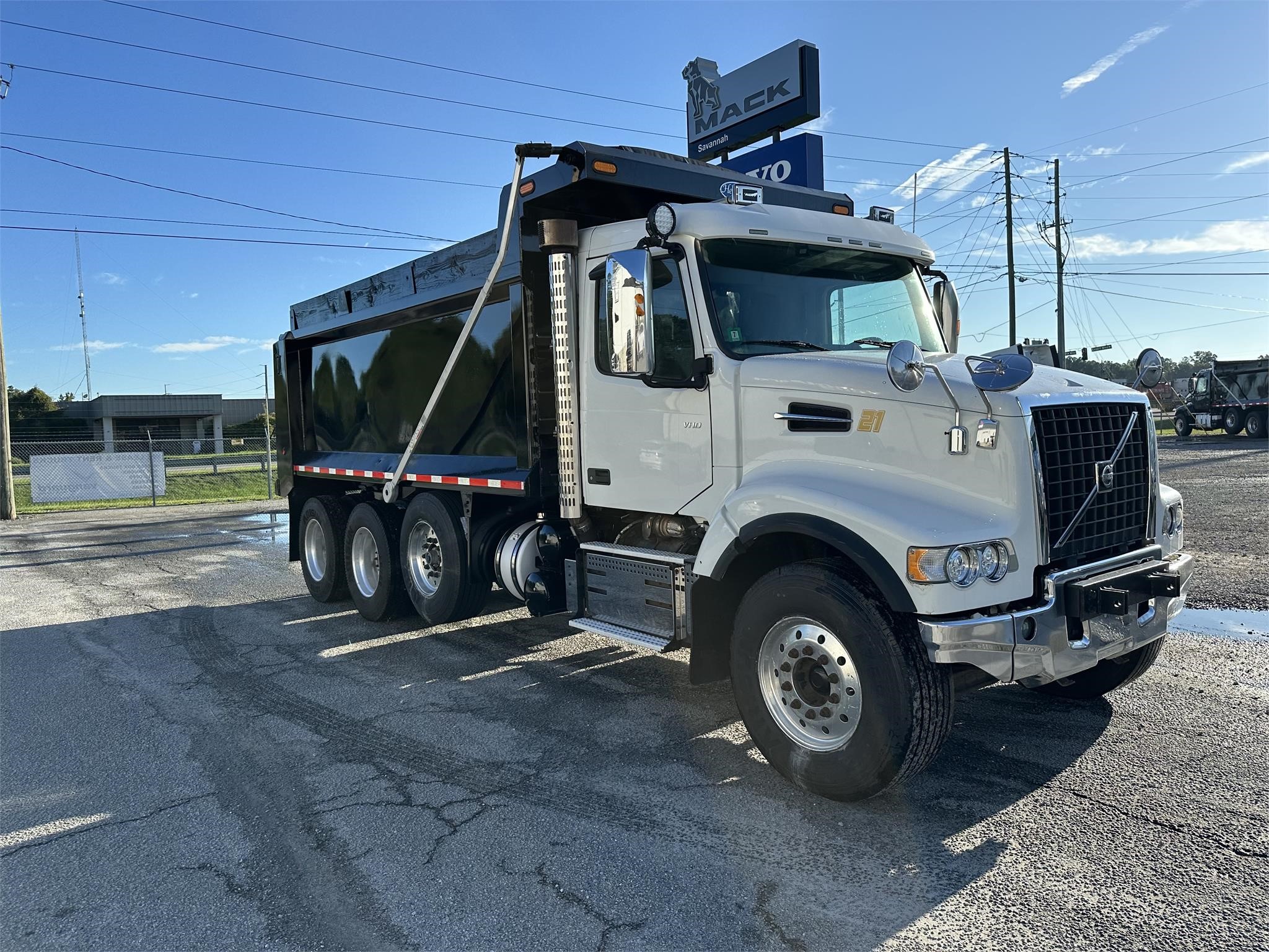 2020 VOLVO VHD84F300 - image 4 of 6