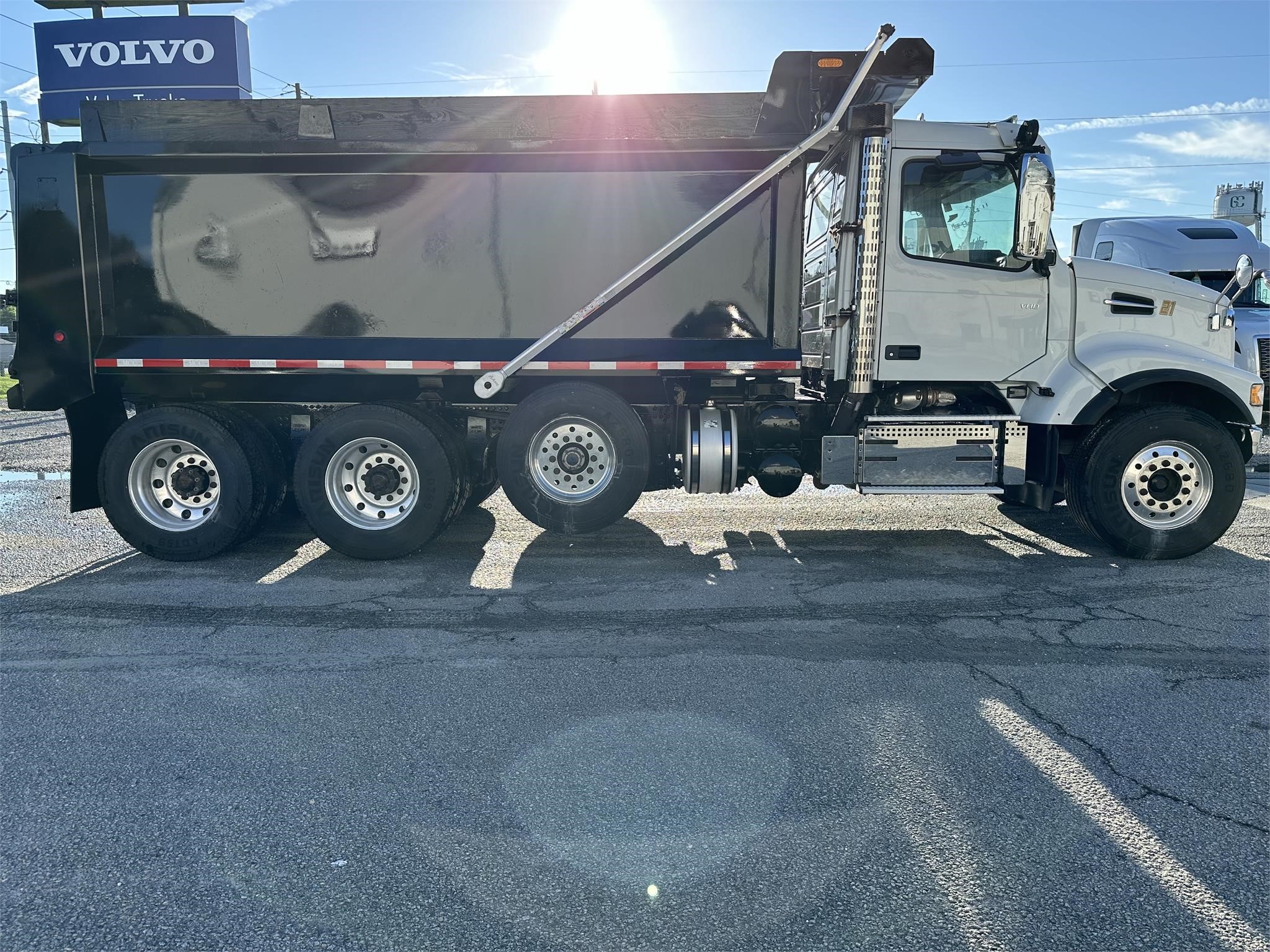 2020 VOLVO VHD84F300 - image 5 of 6