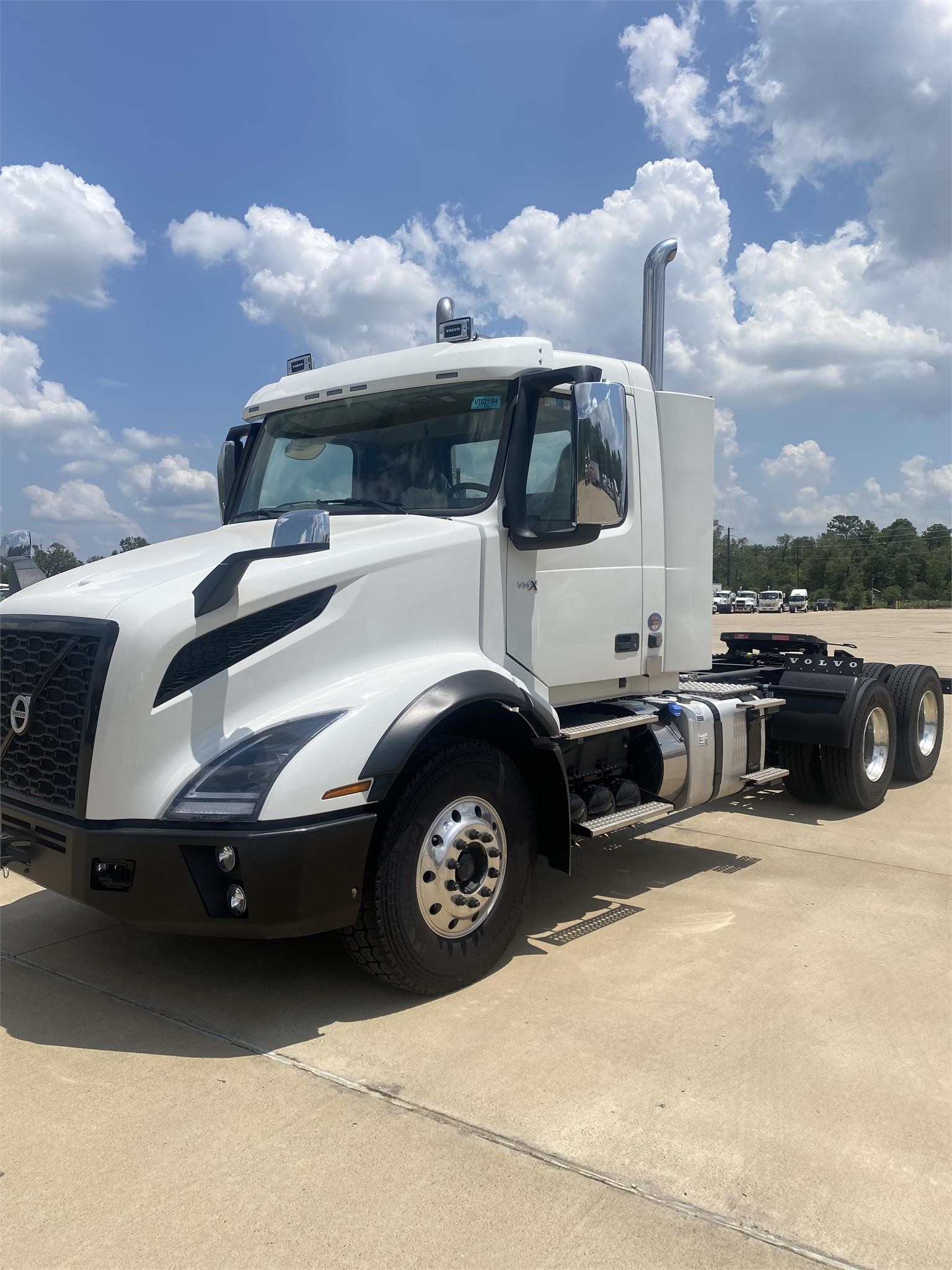 2025 VOLVO VNL64T300 - image 1 of 6