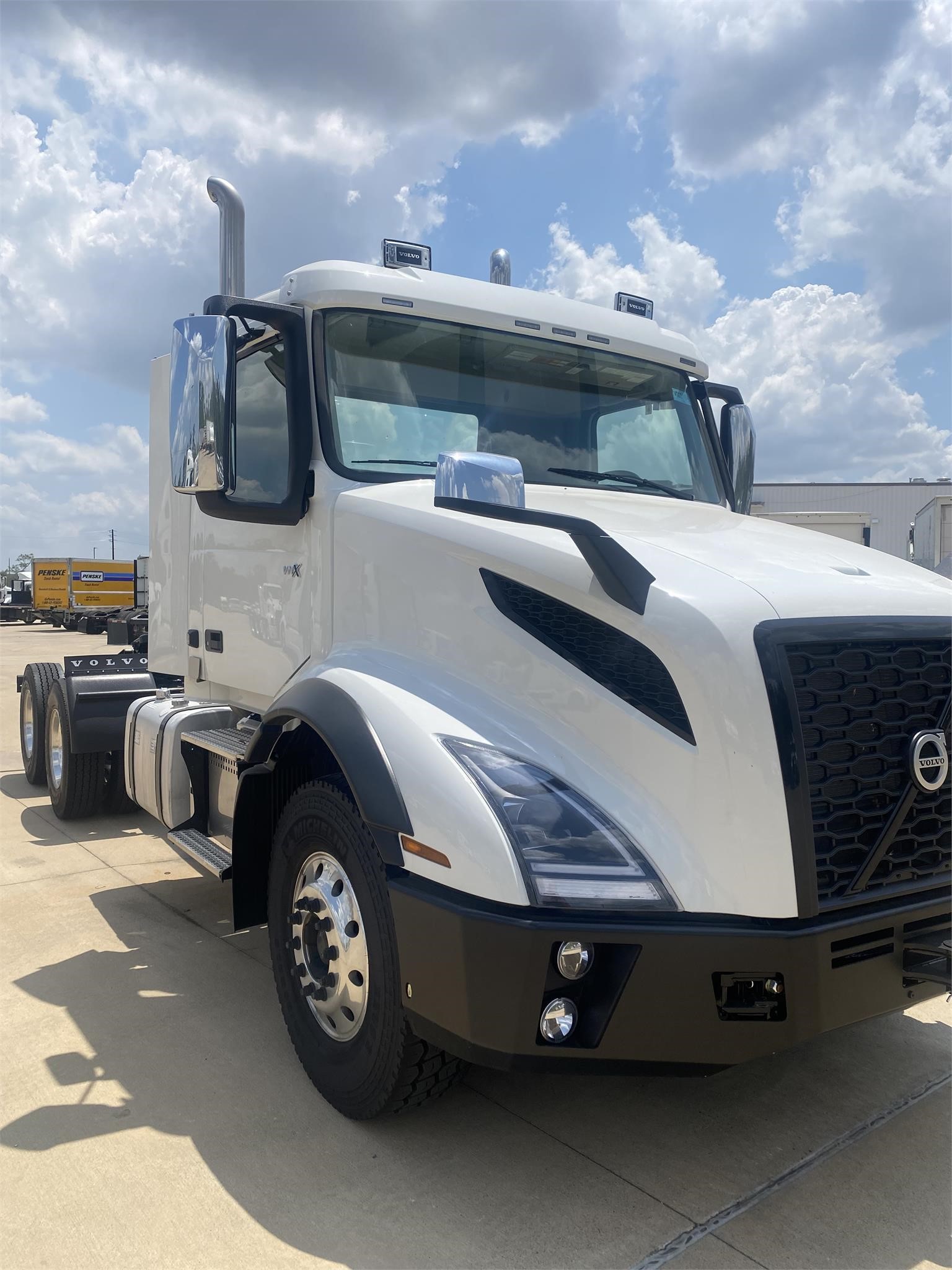 2025 VOLVO VNL64T300 - image 3 of 6