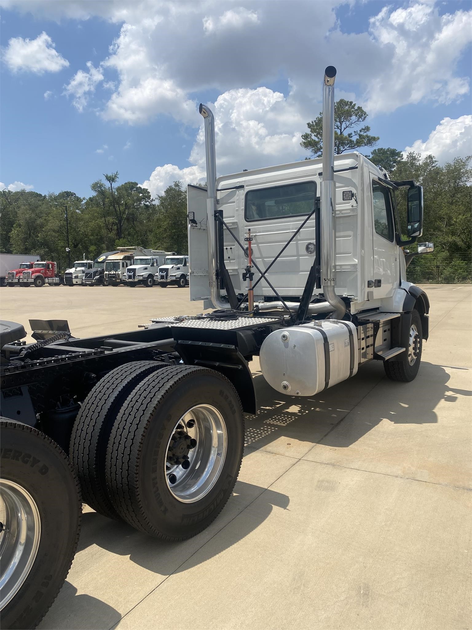 2025 VOLVO VNL64T300 - image 4 of 6