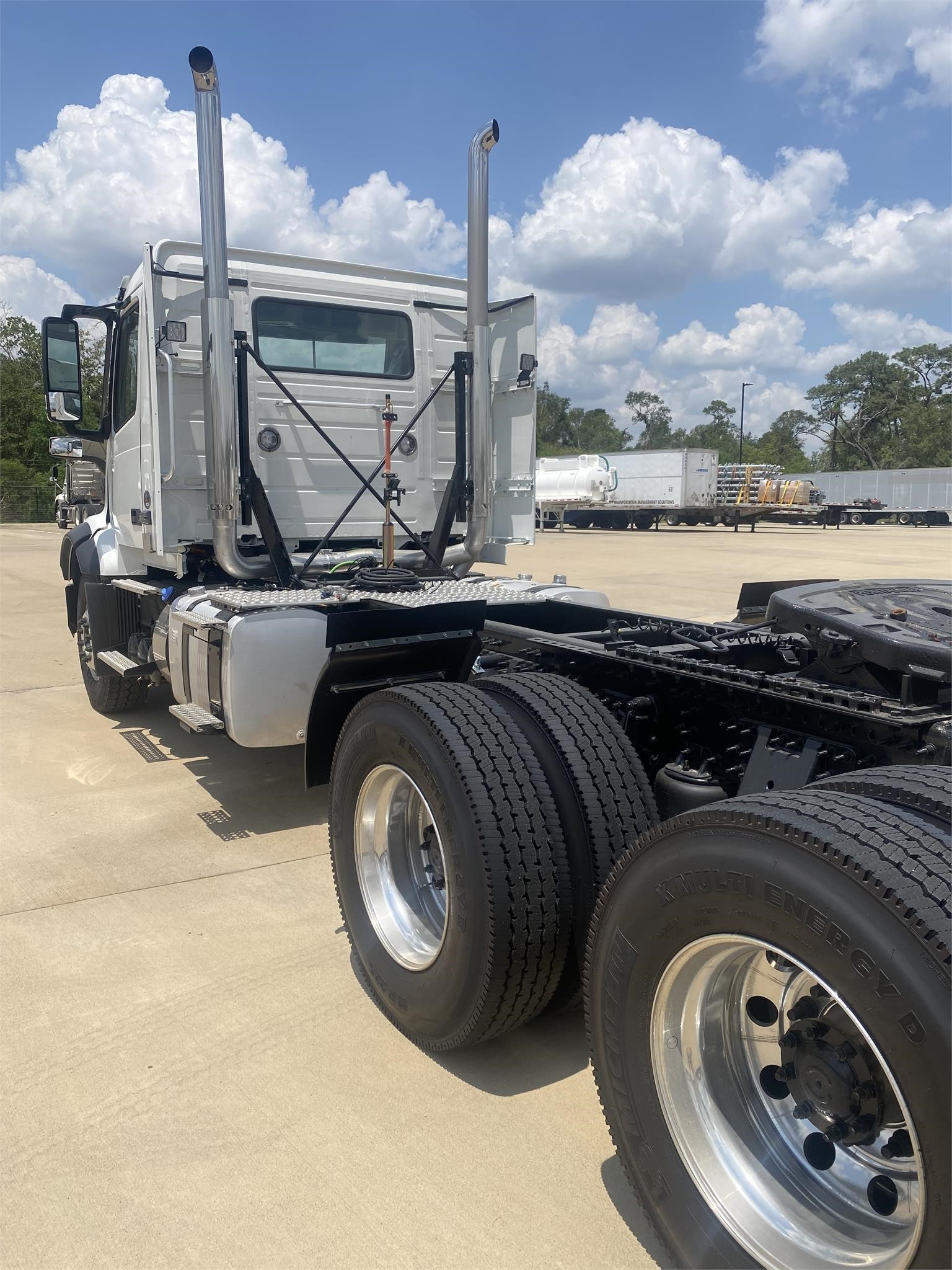 2025 VOLVO VNL64T300 - image 5 of 6