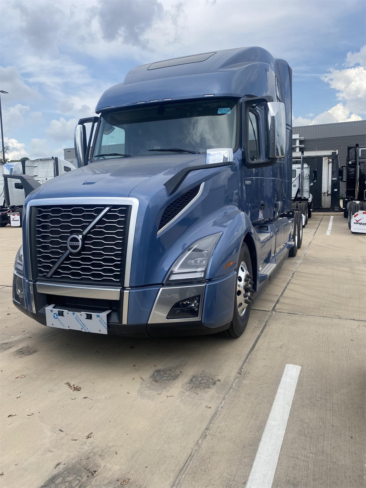 2025 VOLVO VNL64T860 - image 1 of 6