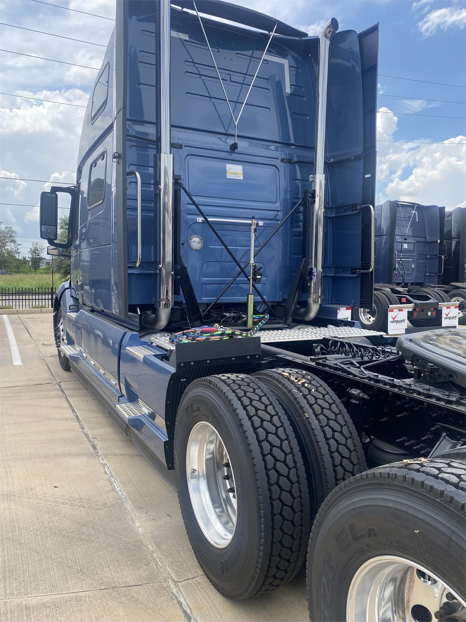 2025 VOLVO VNL64T860 - image 3 of 6