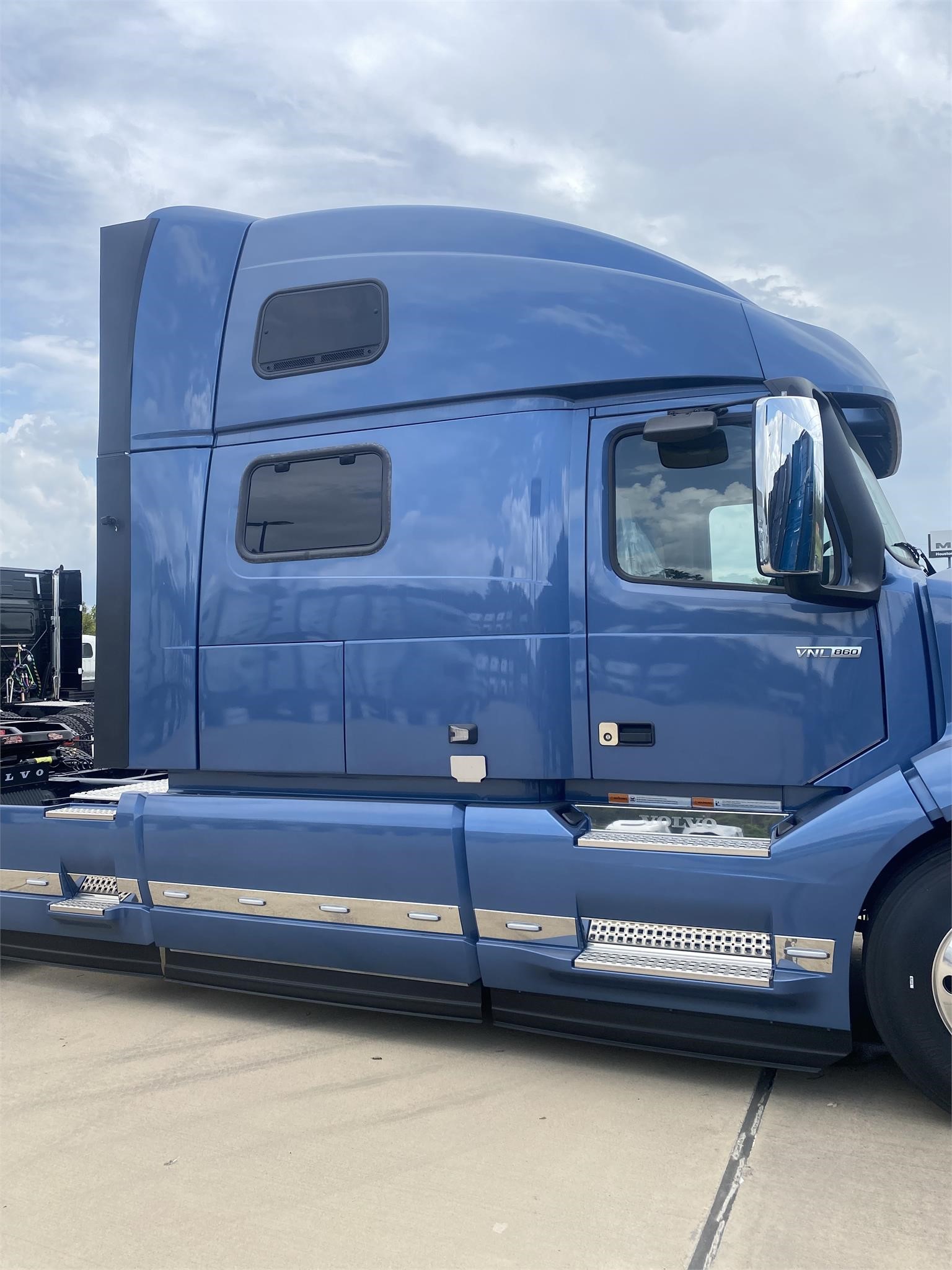 2025 VOLVO VNL64T860 - image 6 of 6