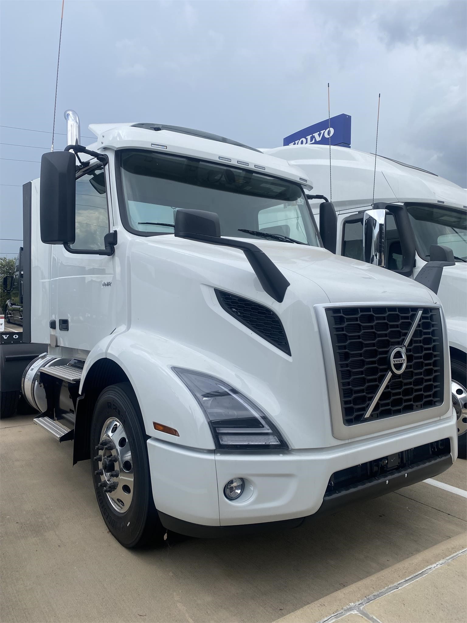 2025 VOLVO VNR64T300 - image 2 of 6