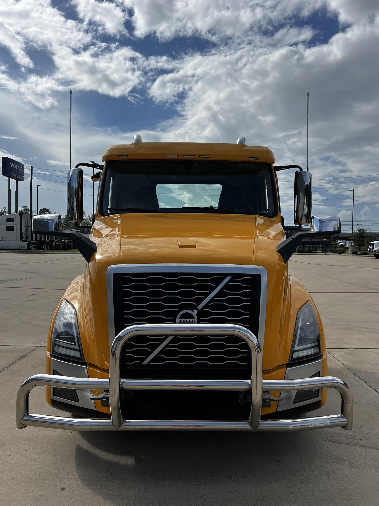 2021 VOLVO VNL62T300 - image 2 of 6