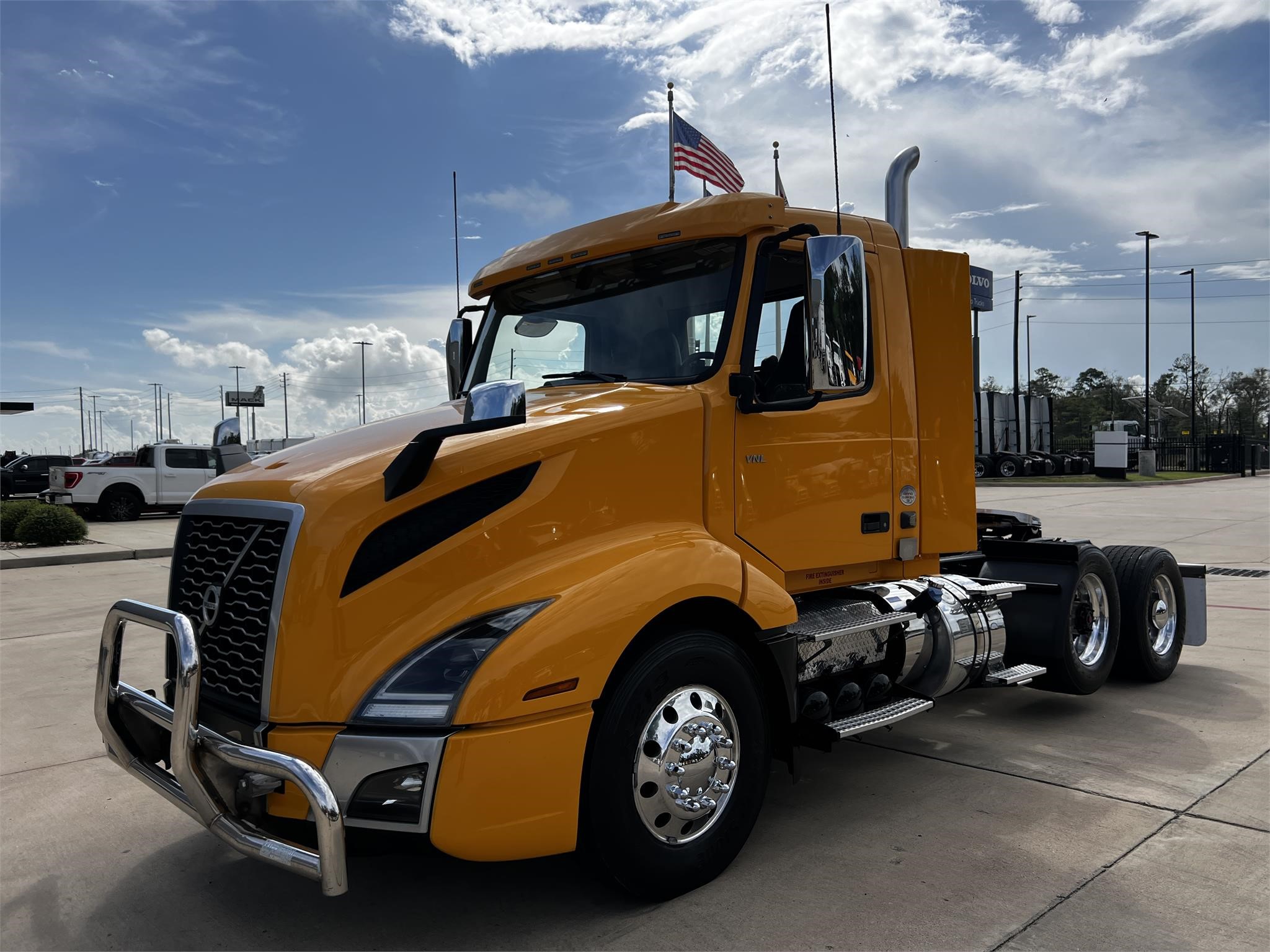 2021 VOLVO VNL62T300 - image 1 of 6