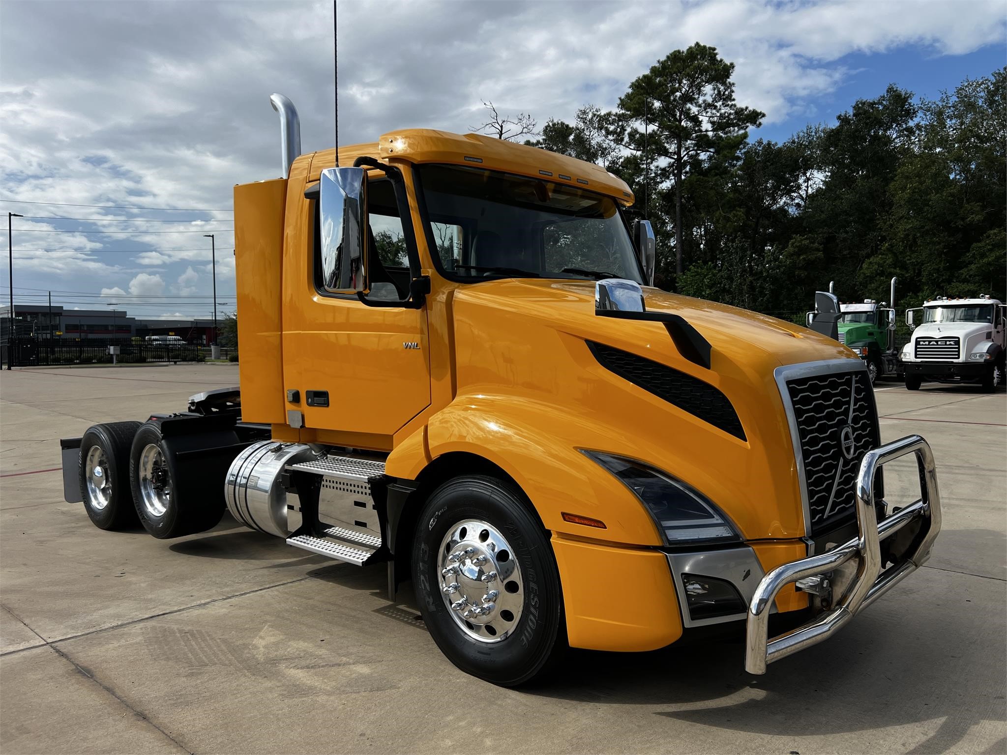 2021 VOLVO VNL62T300 - image 3 of 6