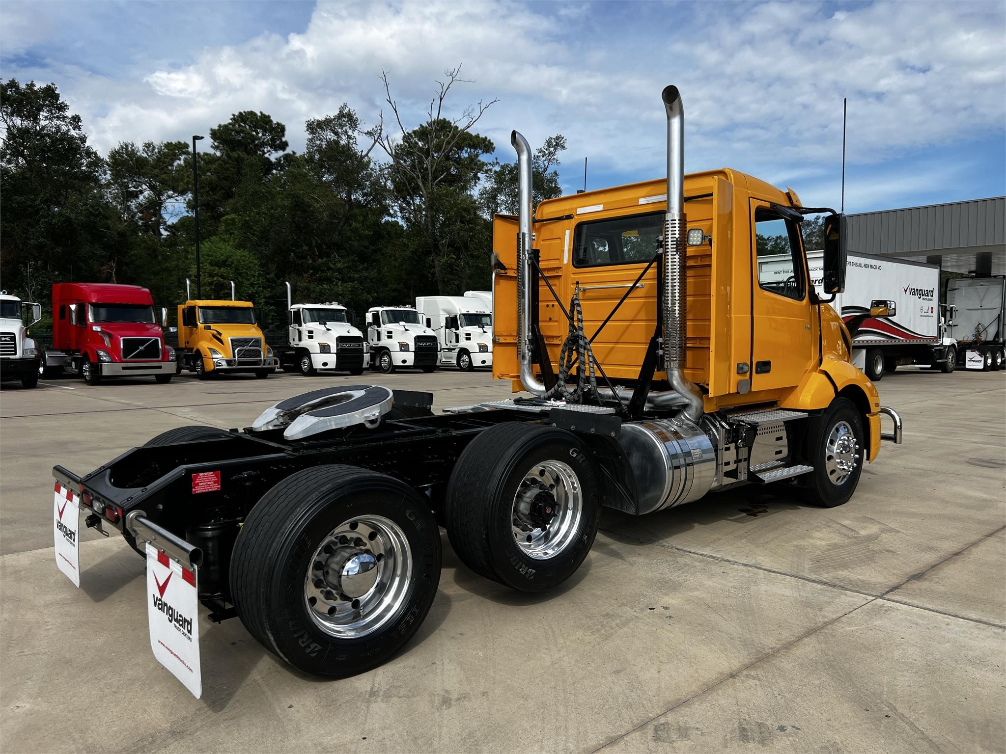 2021 VOLVO VNL62T300 - image 4 of 6