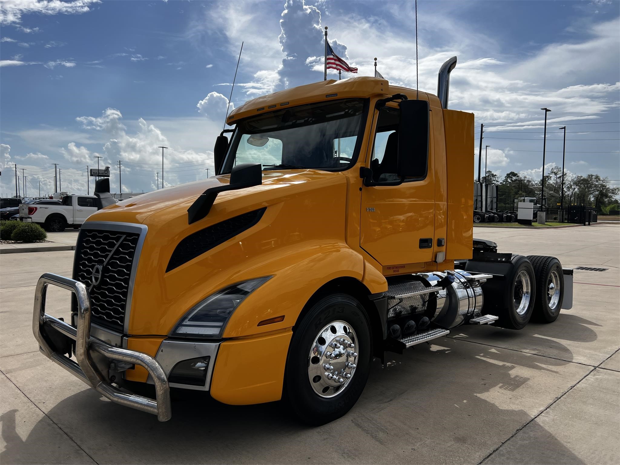 2020 VOLVO VNL62T300 - image 1 of 6