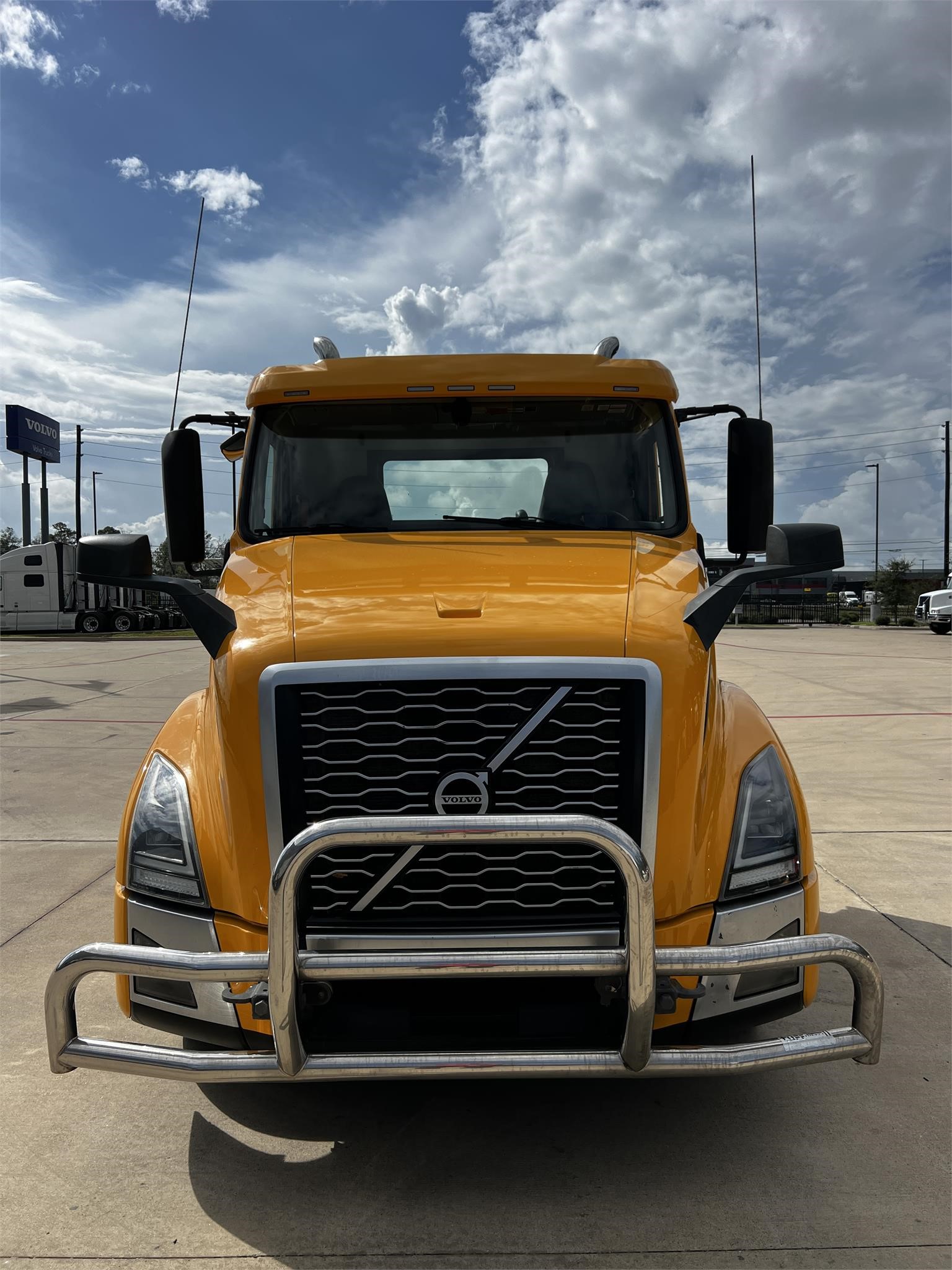 2020 VOLVO VNL62T300 - image 2 of 6