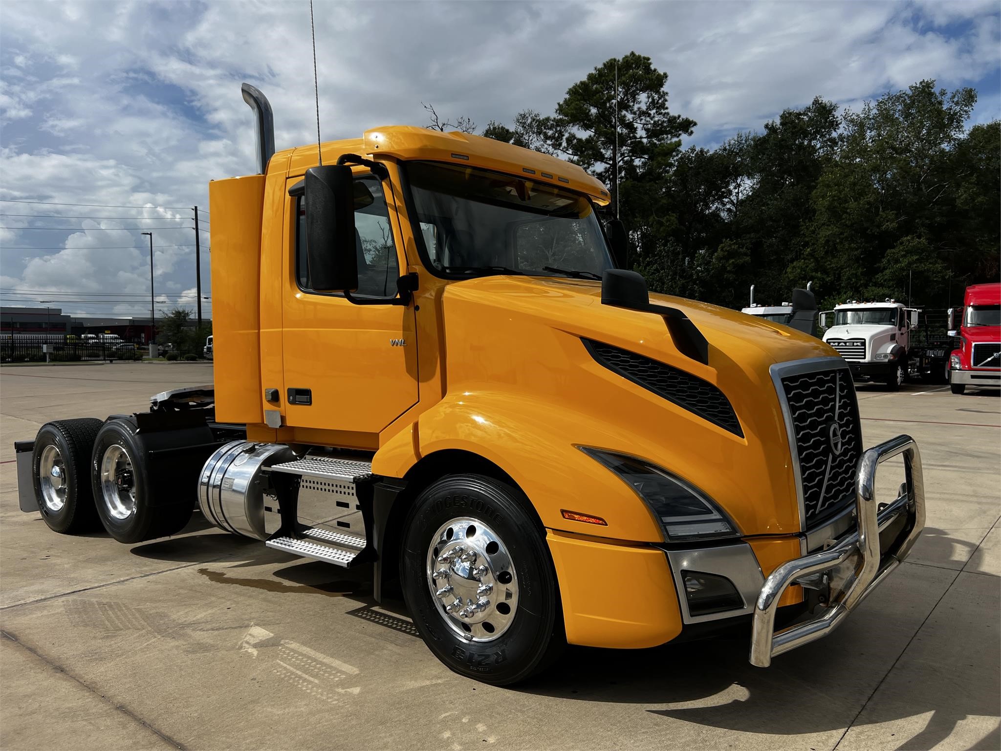 2020 VOLVO VNL62T300 - image 3 of 6