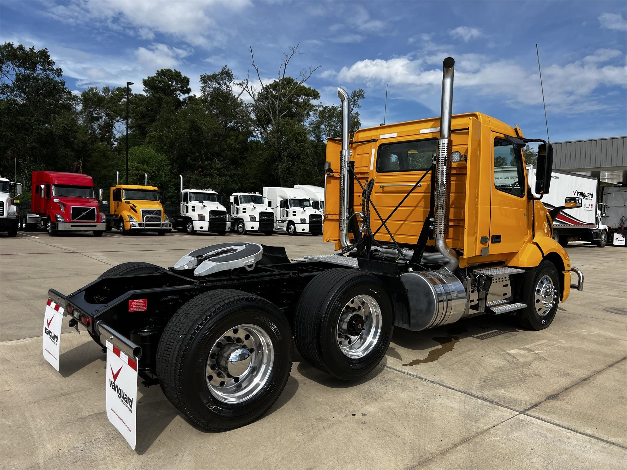 2020 VOLVO VNL62T300 - image 4 of 6