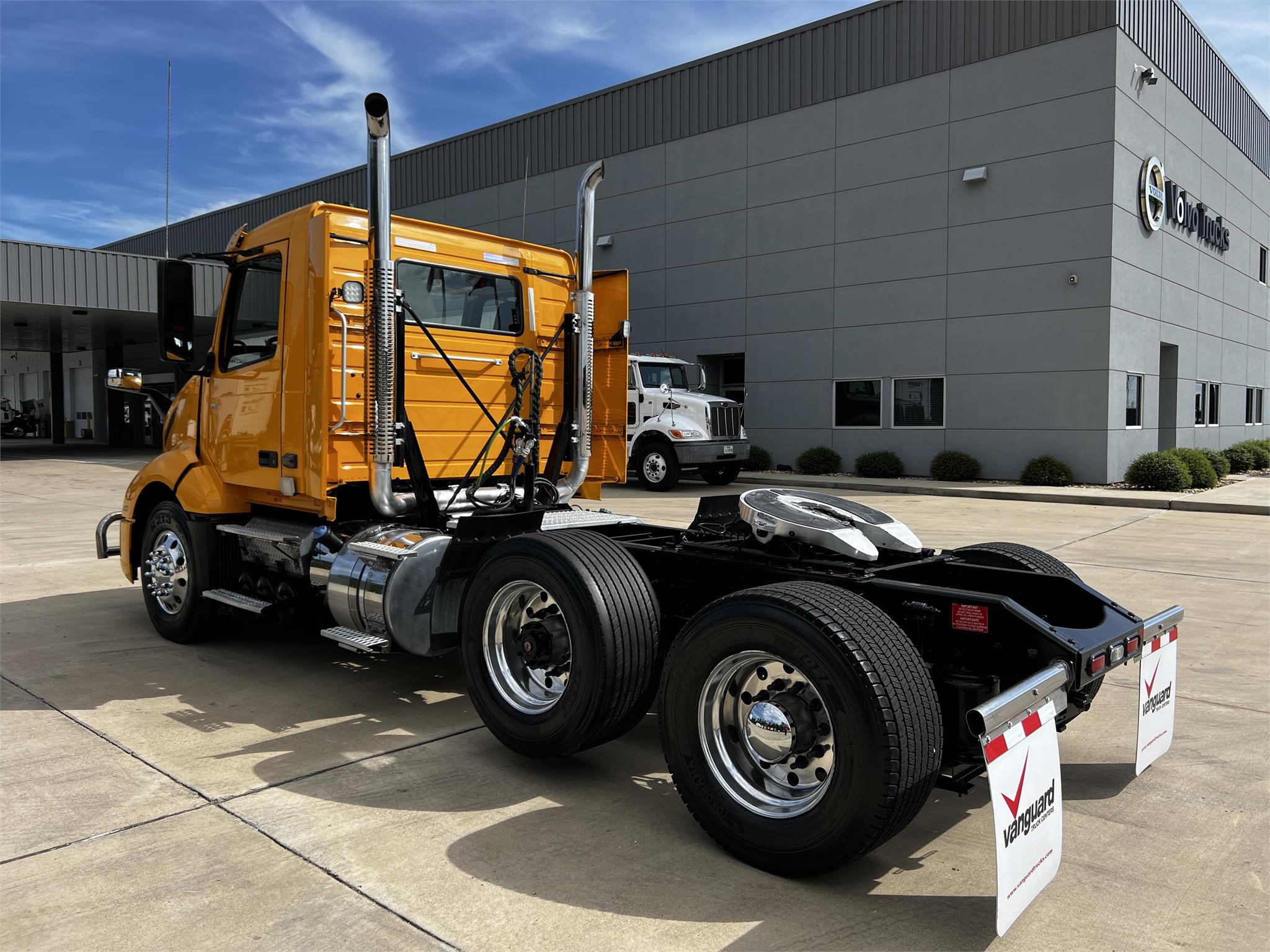 2020 VOLVO VNL62T300 - image 6 of 6